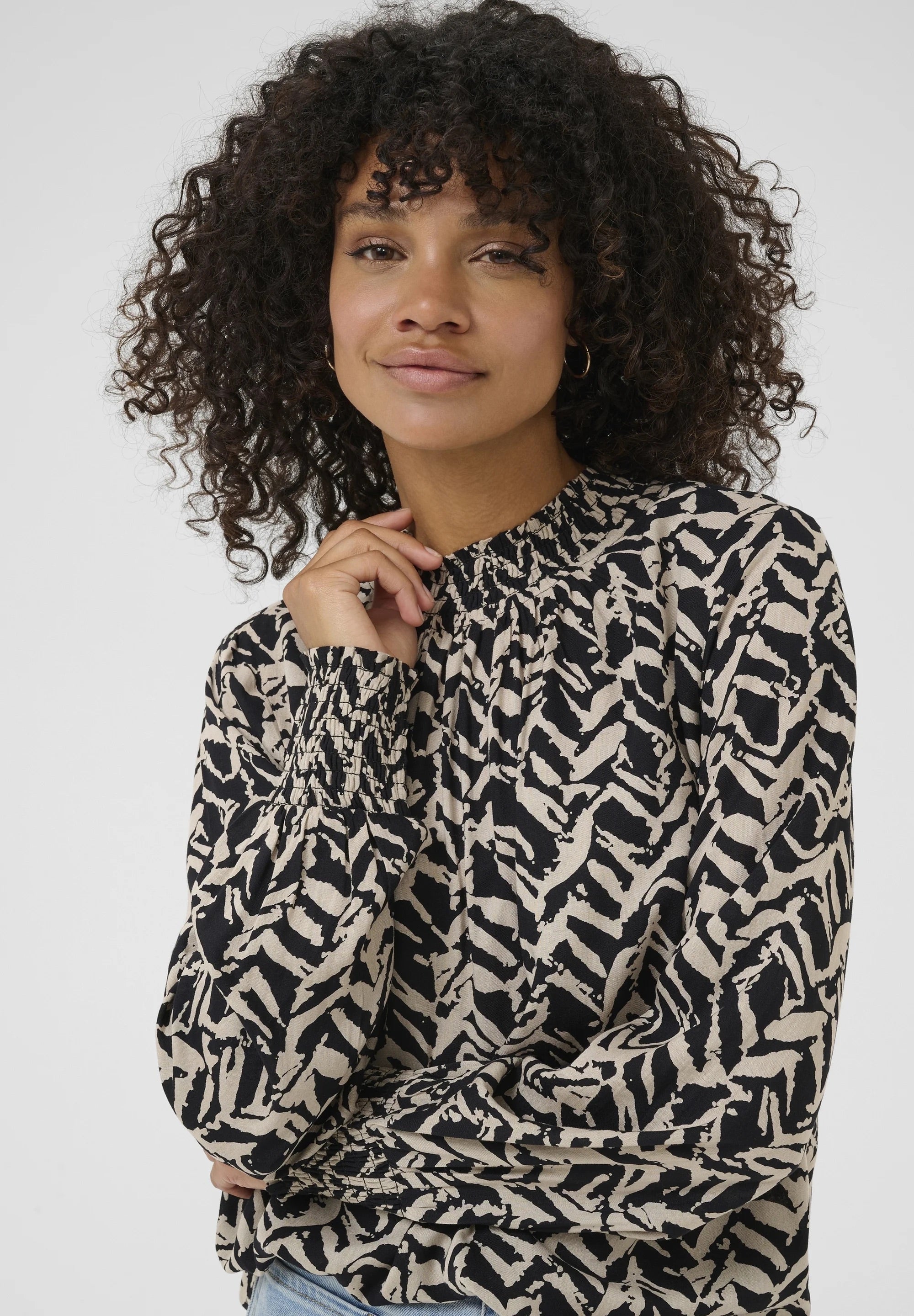 Kaffe KAdina Bluse mit hohem Halsausschnitt, gesmokt, Schwarz-Creme, Zebra-Print, lange Puffärmel, gesmokte Manschetten | Damen