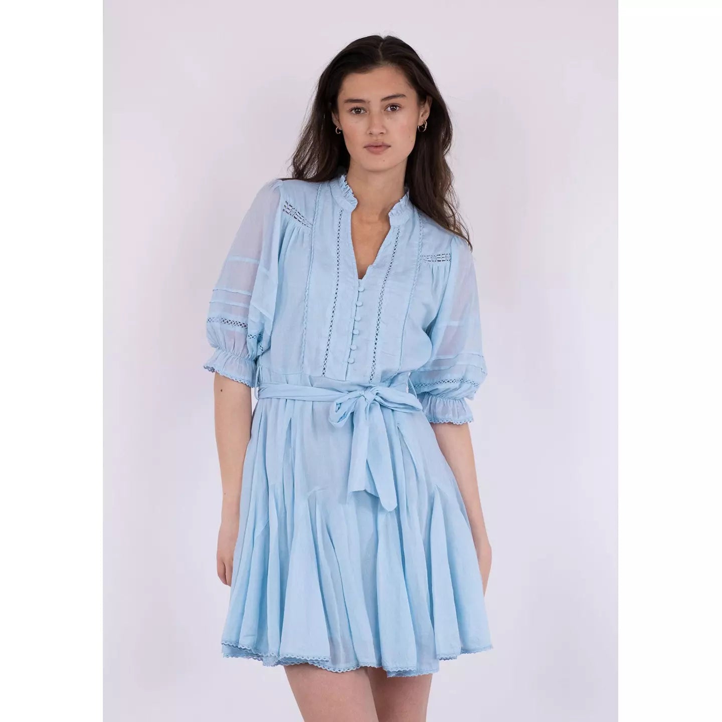 Neo Noir Rigitta Sky Blue Voile Minikleid – Spitze Besatz Puffärmel Gürtel | Damen