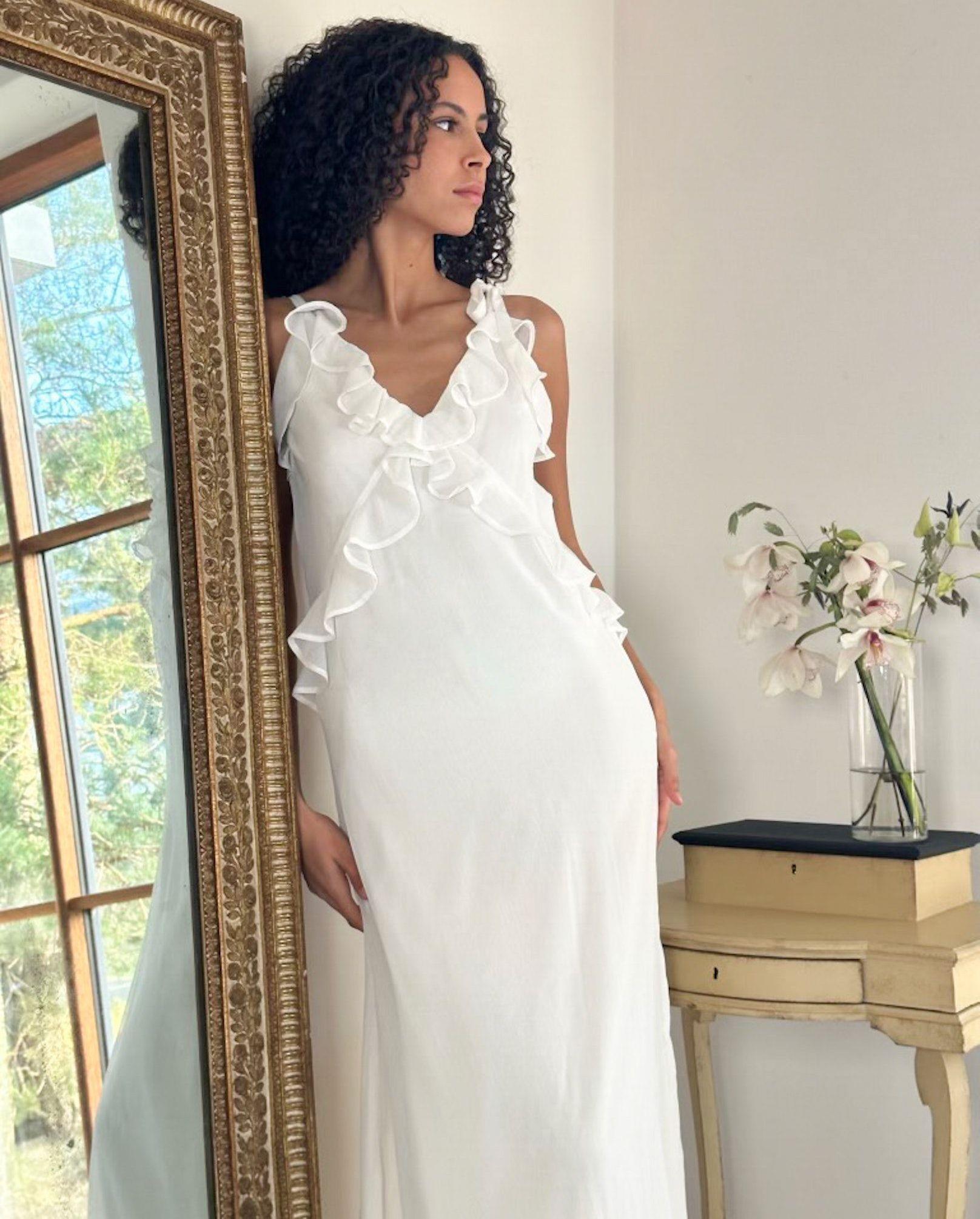 Neo Noir Dara Weißes Chiffon-Maxikleid mit V-Ausschnitt und Rüschen – Ärmellos | Damen