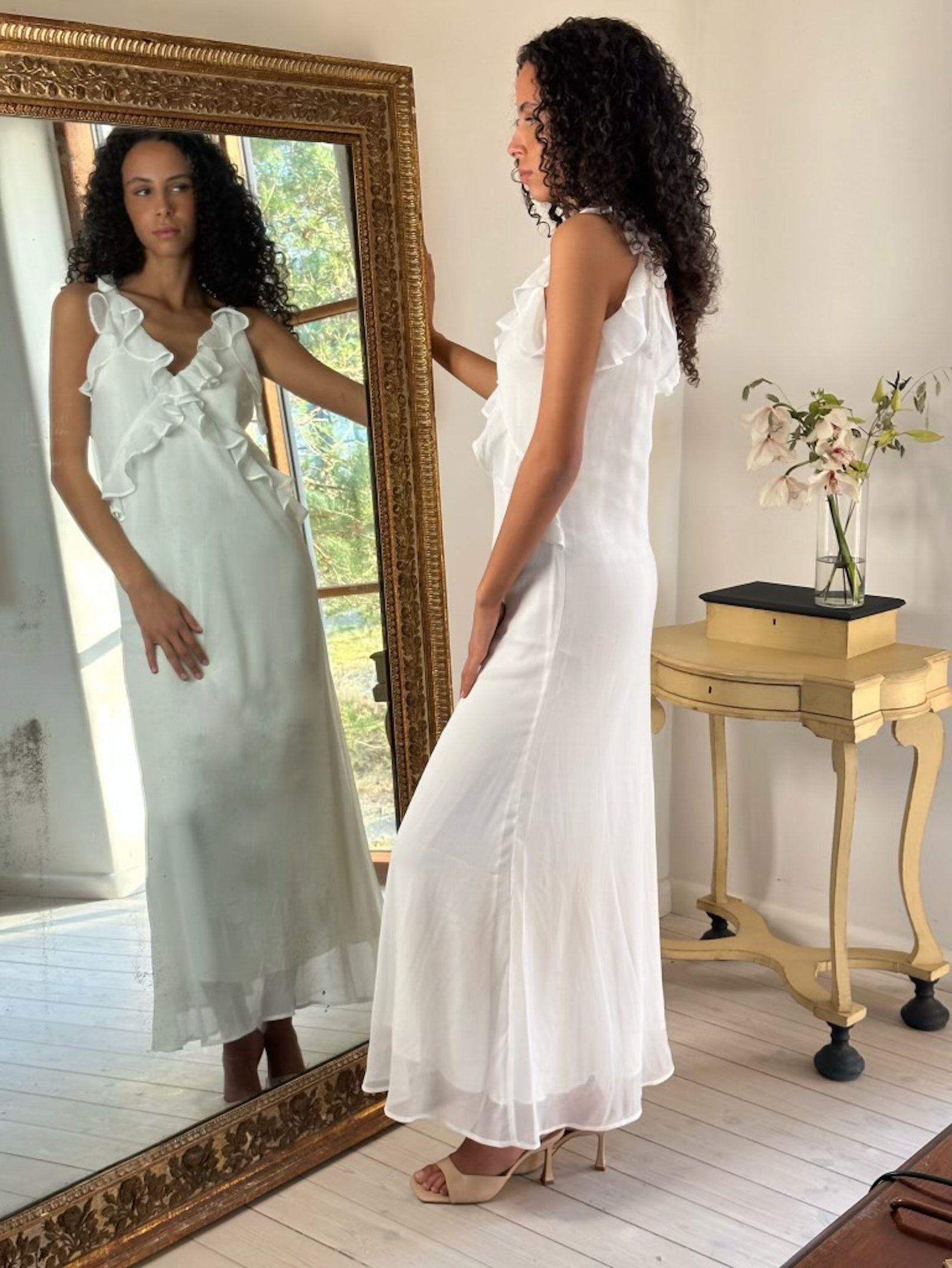 Neo Noir Dara Weißes Chiffon-Maxikleid mit V-Ausschnitt und Rüschen – Ärmellos | Damen