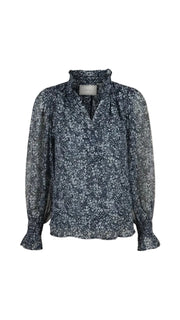 Neo Noir Marineblaue Chiffonbluse mit Blumenmuster – Rüschenkragen und gesmokte Manschetten