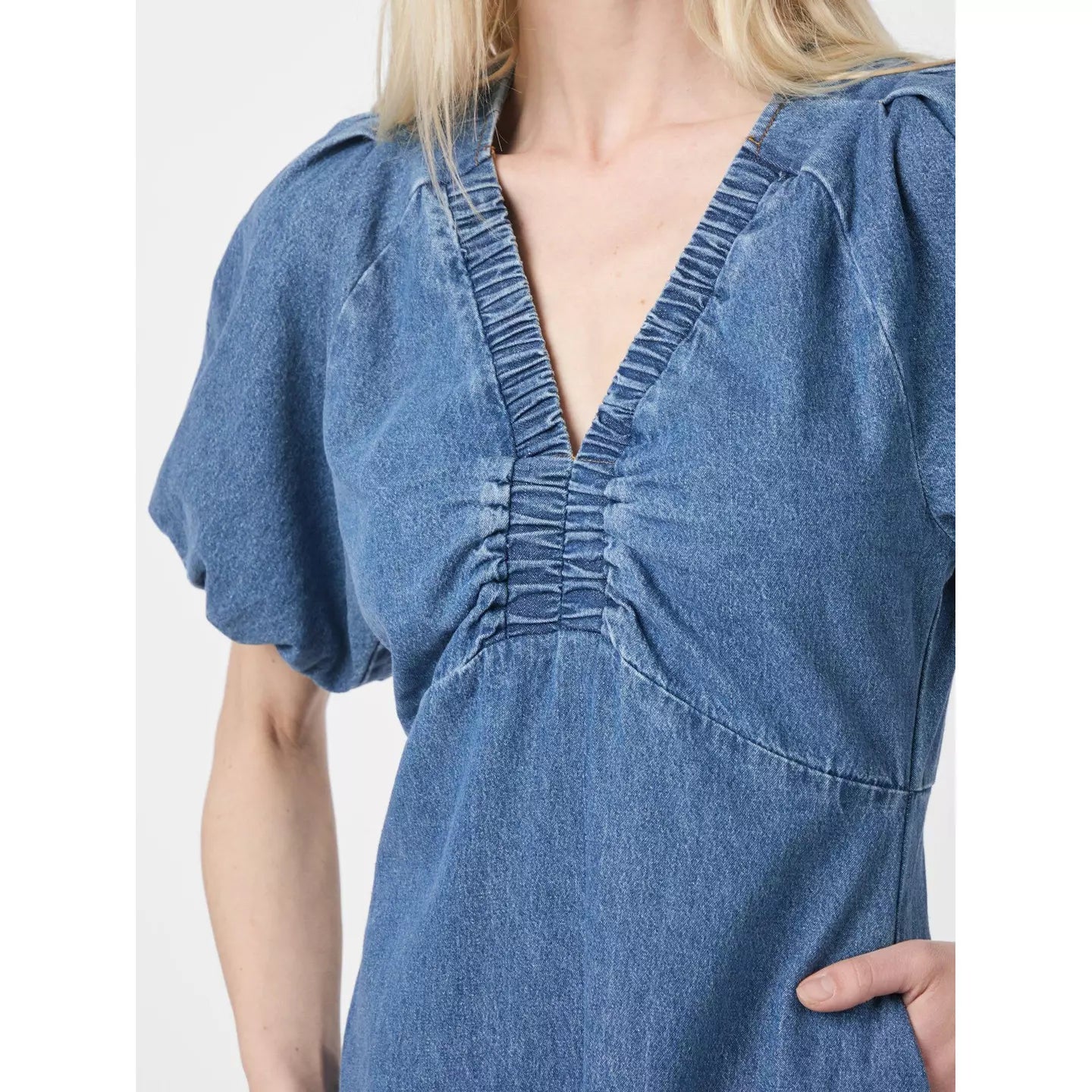 Neo Noir Illana Denim Midi-Kleid – Geraffter V-Ausschnitt Puffärmel A-Linie | Damen