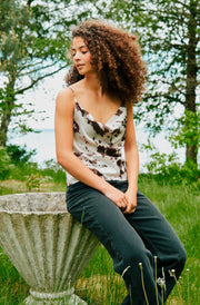 Neo Noir Lindy Satin-Cami-Top mit Cowl-Ausschnitt im Kuhfell-Print – Verstellbare Träger | Damen