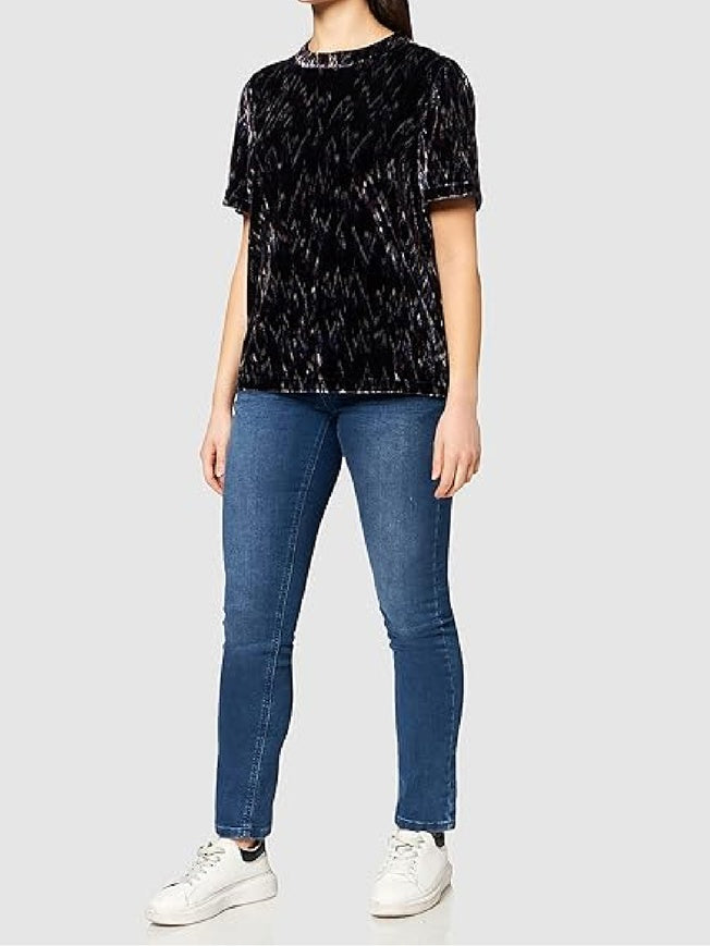 Full outfit with the s.Oliver black abstract-print short-sleeve blouse, blue jeans and white trainers