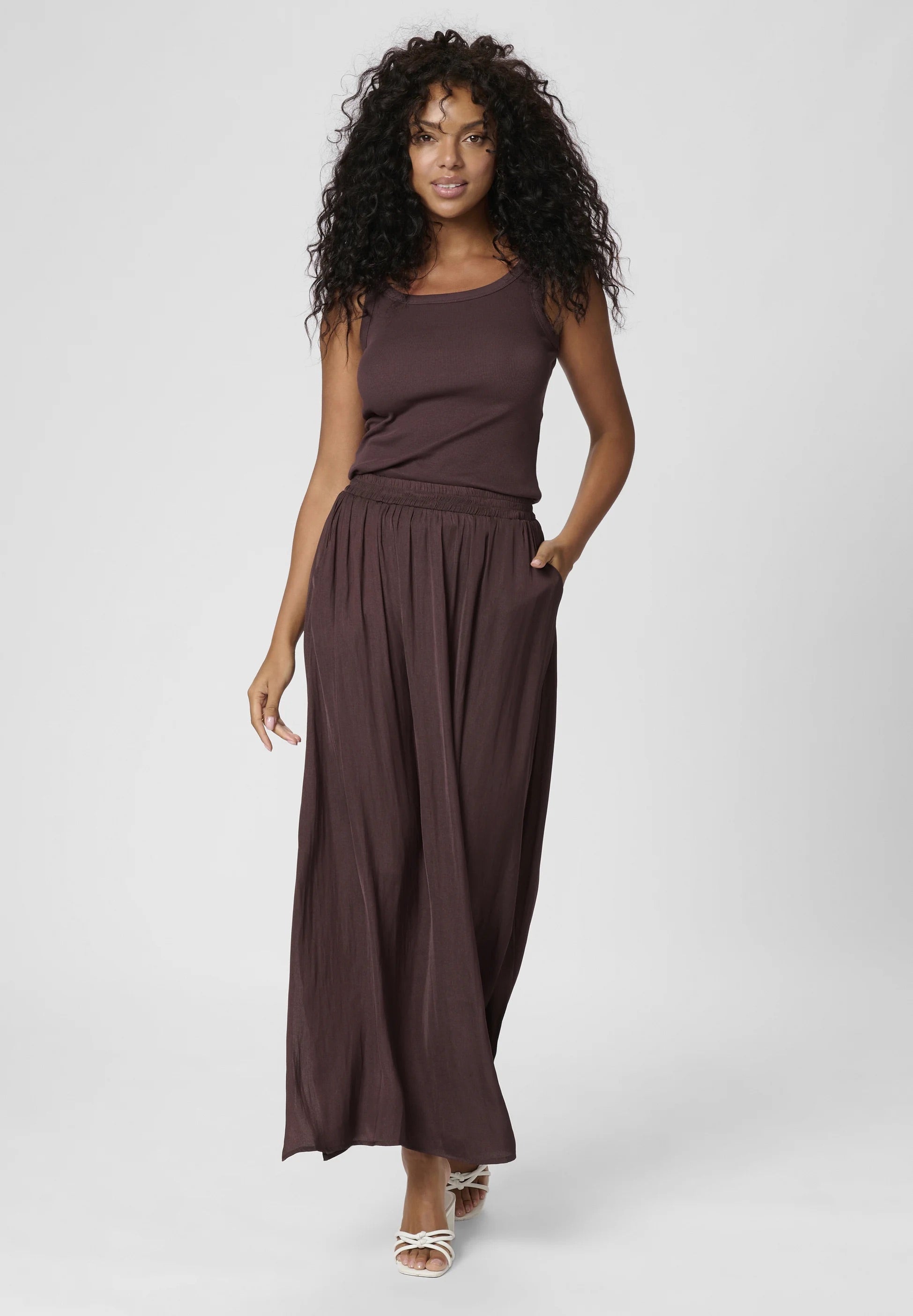 Kaffe KAallie Fudge Brown Plissierter Maxi-Rock aus Satin – Gummibund Seitentasche Seitenschlitz | Damen