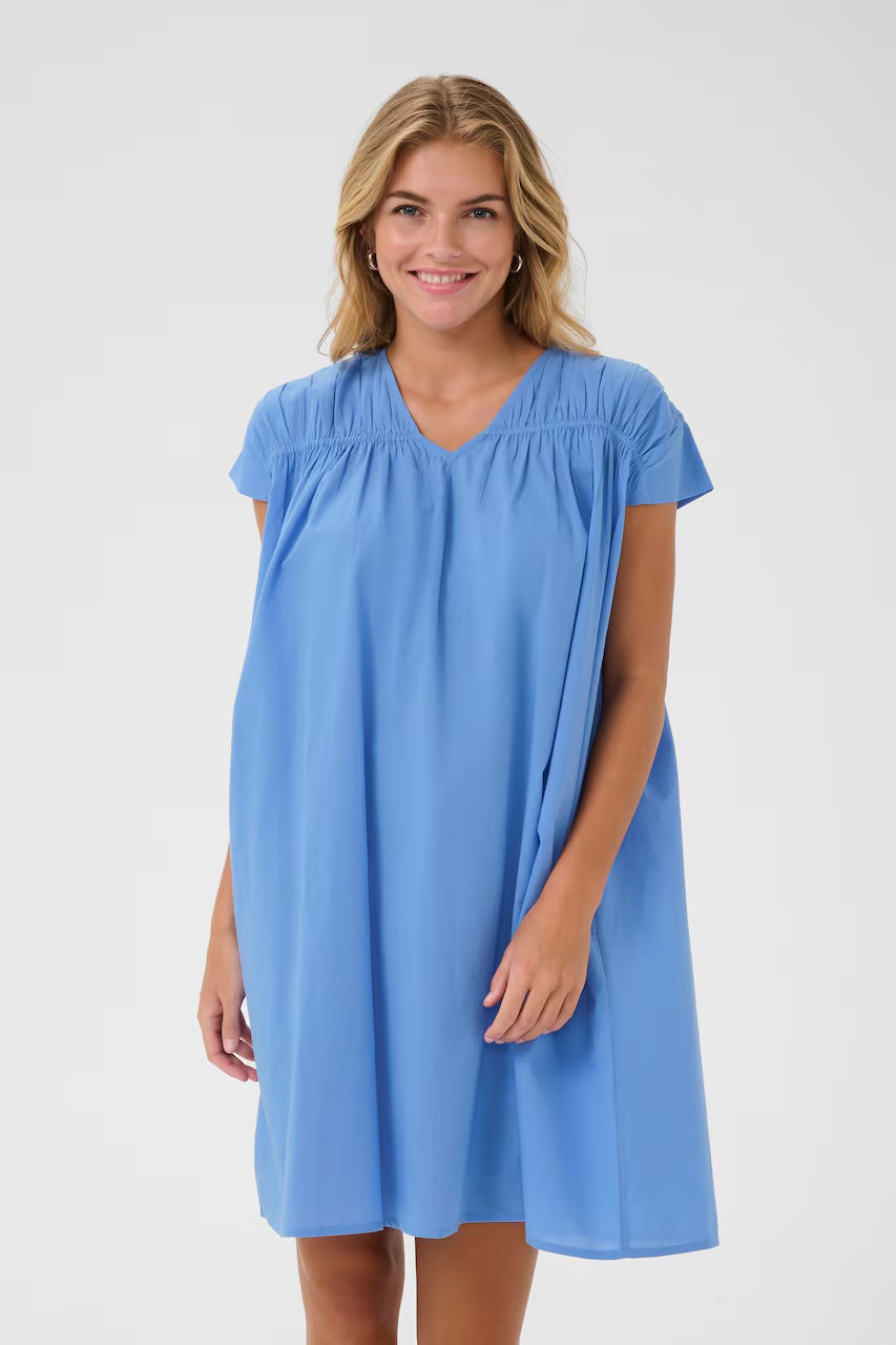 Kaffe KAThua Azure Blue V-Ausschnitt Minikleid mit Raffungen – Locker geschnitten, kurze Ärmel, Taschen | Damen