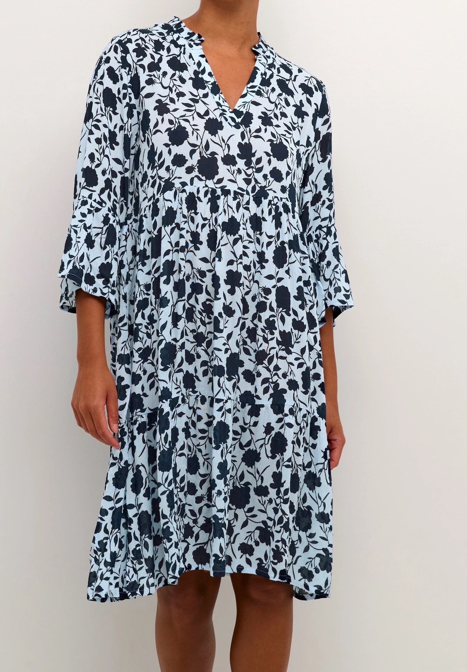 Kaffe KAisolde Midikleid mit Blumenmuster in Eisblau Navy – Rüschenkragen 3/4-Glöckchenärmel Stufenrocksaum | Damen