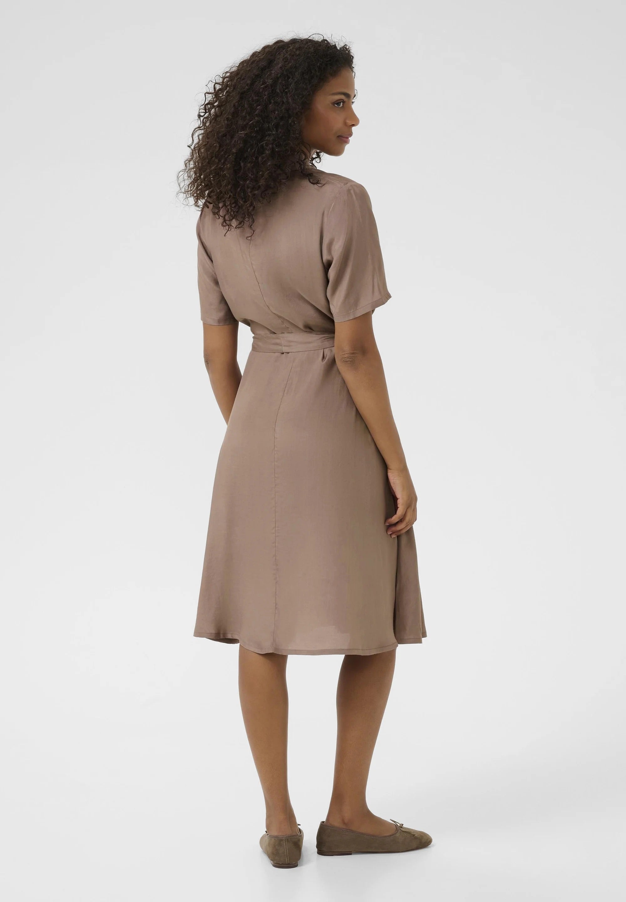 Kaffe KAemine Mocha Brown Satin Hemdblusenkleid – Kentkragen Knopfleiste vorne Bindegürtel Midi | Damen