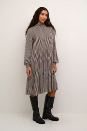 Kaffe KAamber Cream Black Geometric Cube Smocked High Neck Midi Dress – Lange Puffärmel, Stufenrüschensaum | Damen