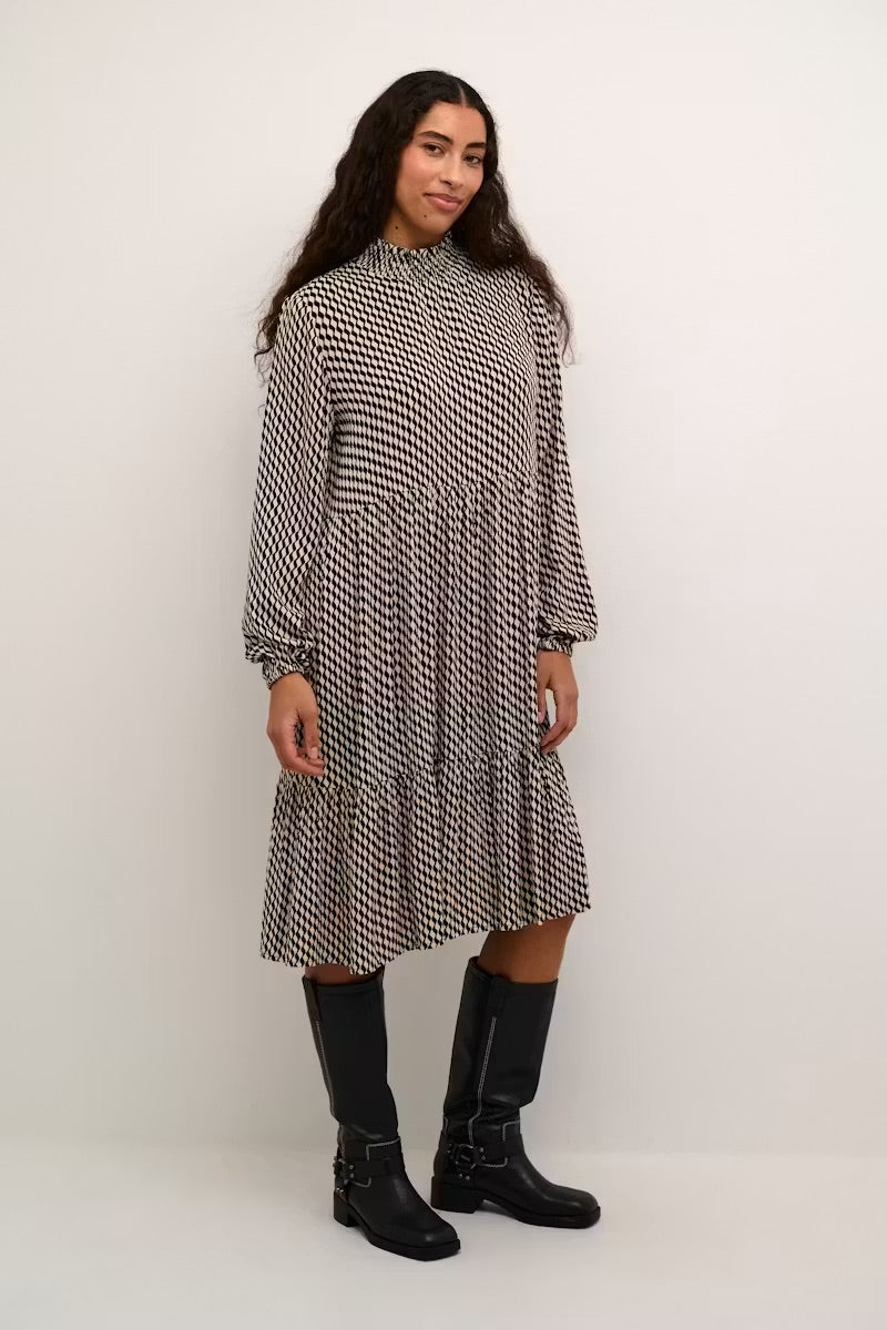 Kaffe KAamber Cream Black Geometric Cube Smocked High Neck Midi Dress – Lange Puffärmel, Stufenrüschensaum | Damen