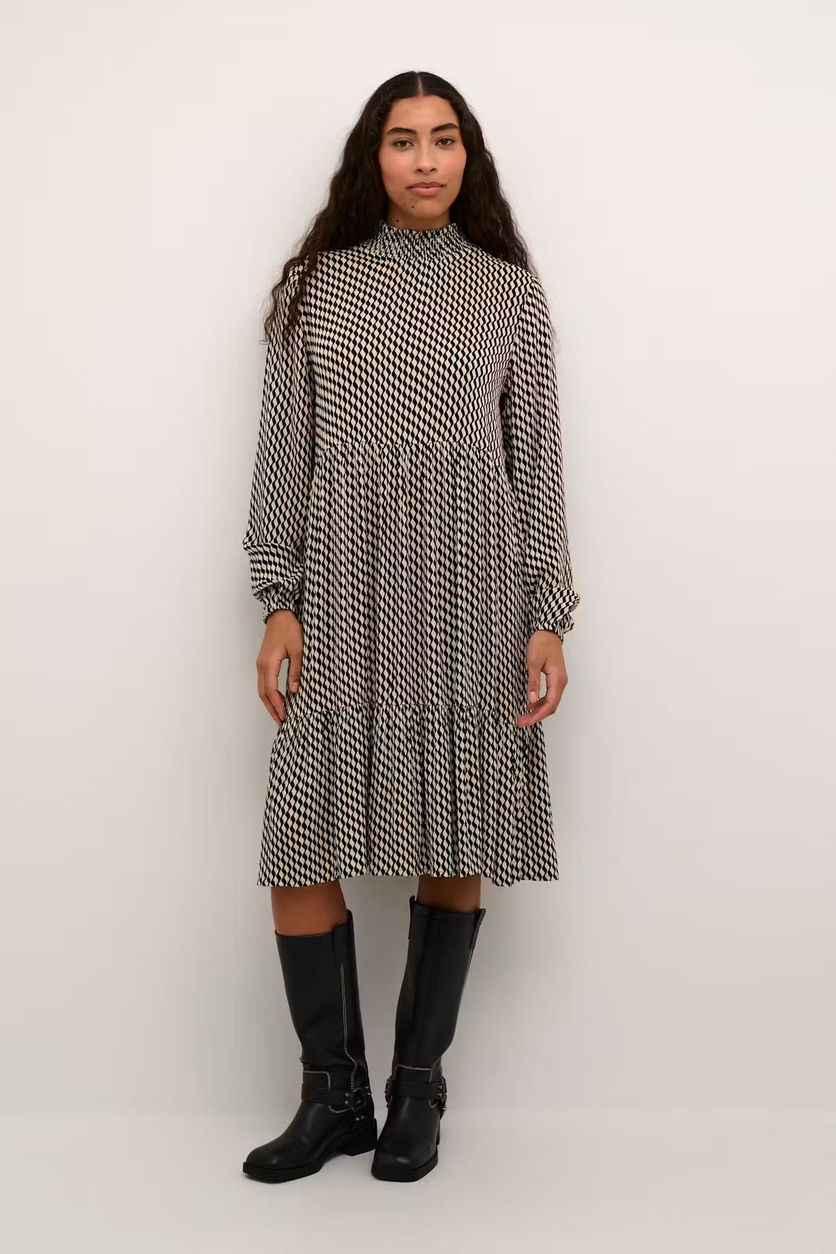 Kaffe KAamber Cream Black Geometric Cube Smocked High Neck Midi Dress – Lange Puffärmel, Stufenrüschensaum | Damen
