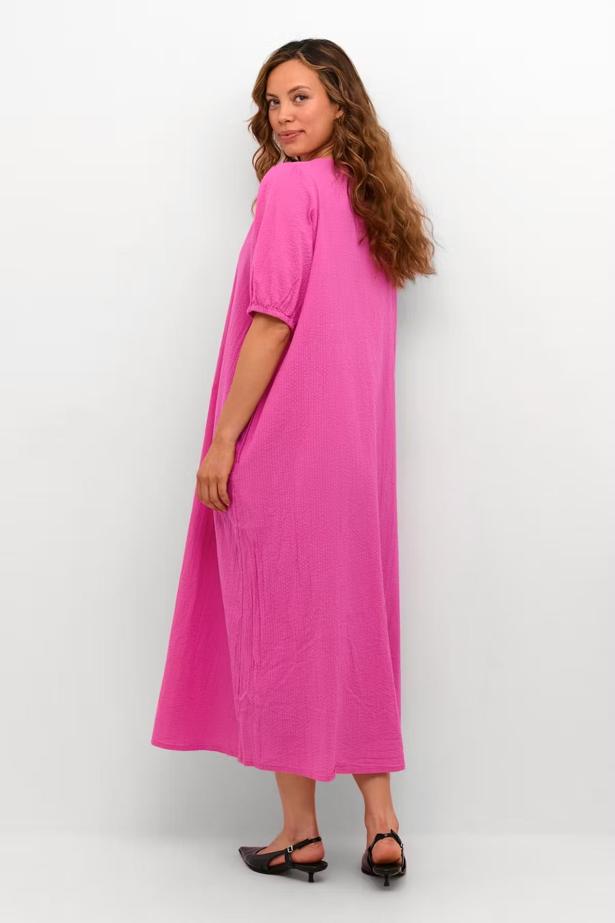 Kaffe KAlinn Maxikleid in Hot Pink – V-Ausschnitt Puffärmel 3/4 Seitentaschen Oversized Passform | Damen