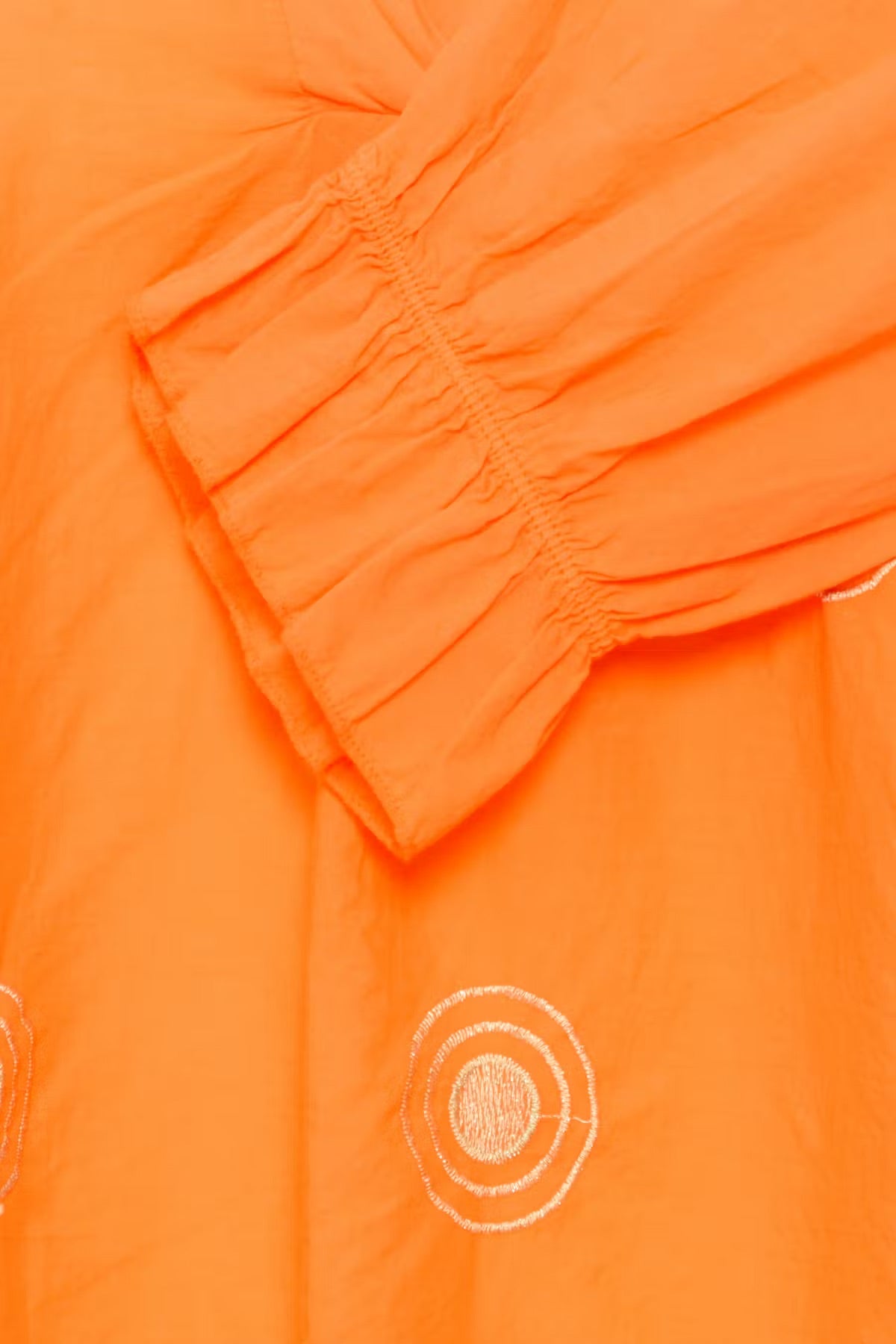 Sorbet Gilsa bestickte Bluse mit V-Ausschnitt in Mandarinenorange