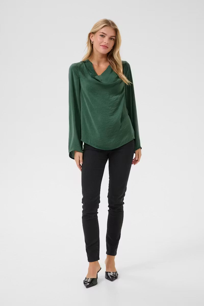 Kaffe KAariel Satinbluse mit Wasserfallausschnitt Forest Green – Lange Ballonärmel Knopfmanschetten Legere Passform | Damen