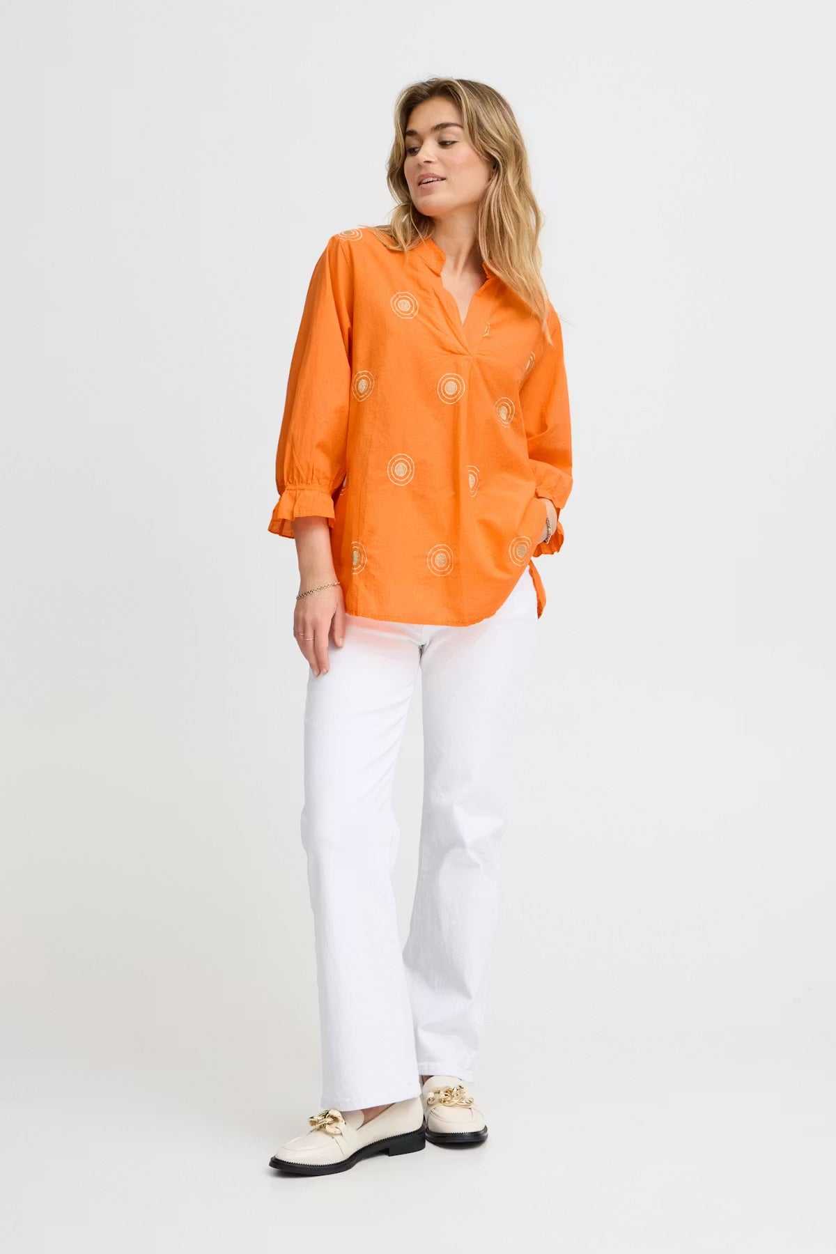 Sorbet Gilsa bestickte Bluse mit V-Ausschnitt in Mandarinenorange