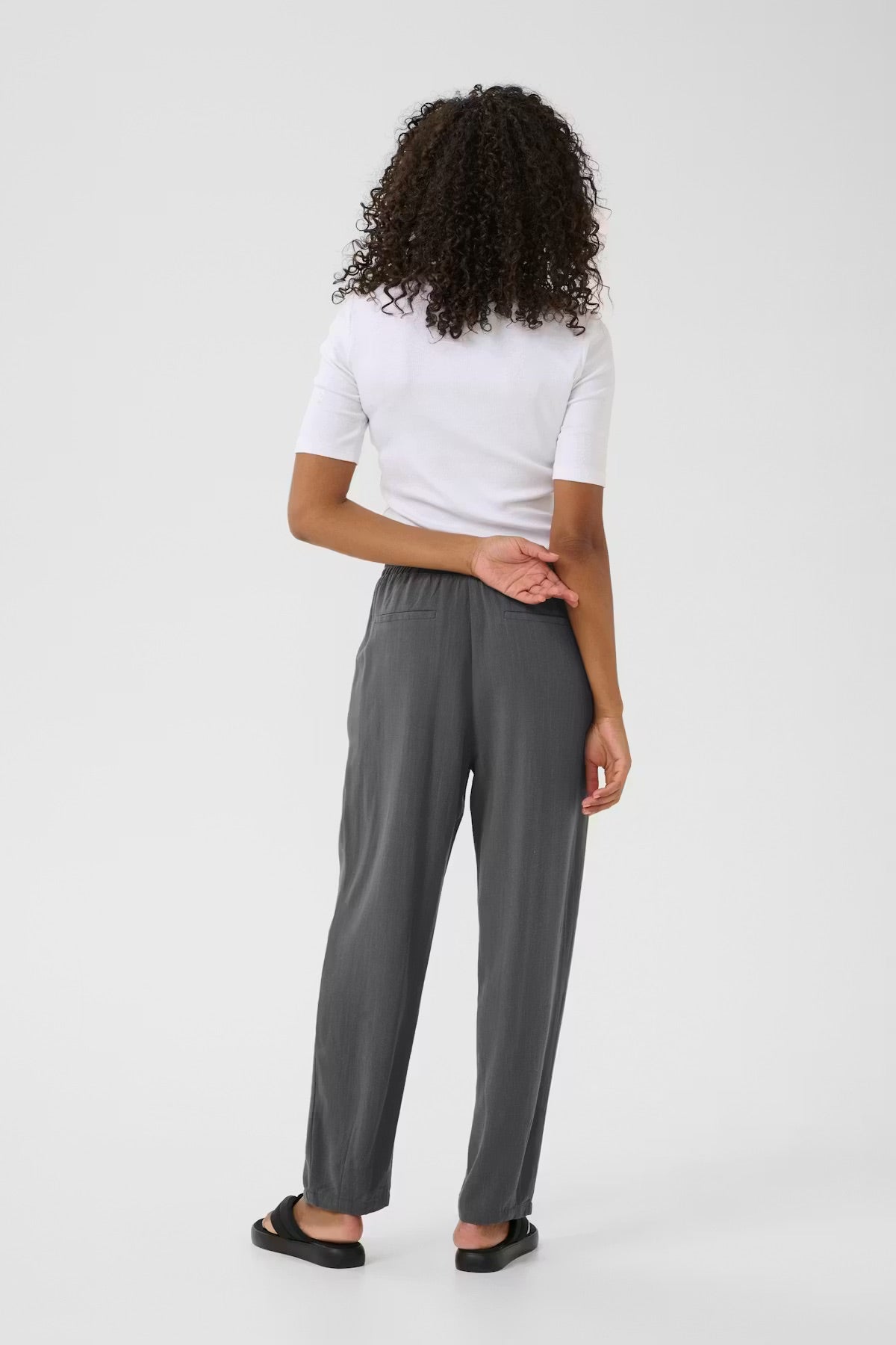 Kaffe KAliny Anthrazitgraue Hose – Elastischer Bund mit Smockdetail Seitentaschen | Damen