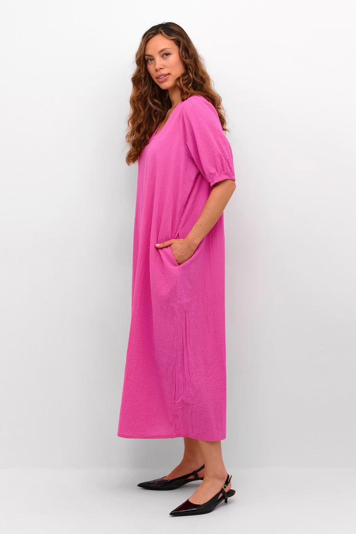 Kaffe KAlinn Maxikleid in Hot Pink – V-Ausschnitt Puffärmel 3/4 Seitentaschen Oversized Passform | Damen