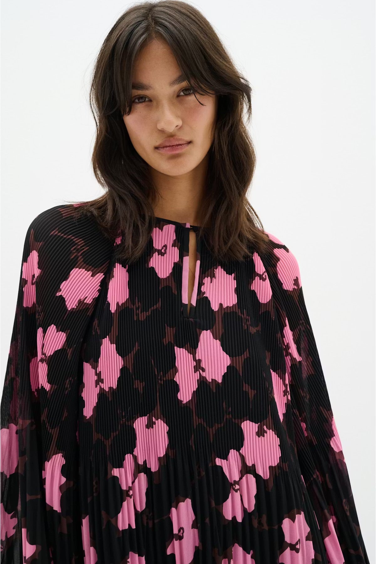 InWear MendraIW Kurzes Kleid - Rosa plissiertes Kleid mit Blumenmuster