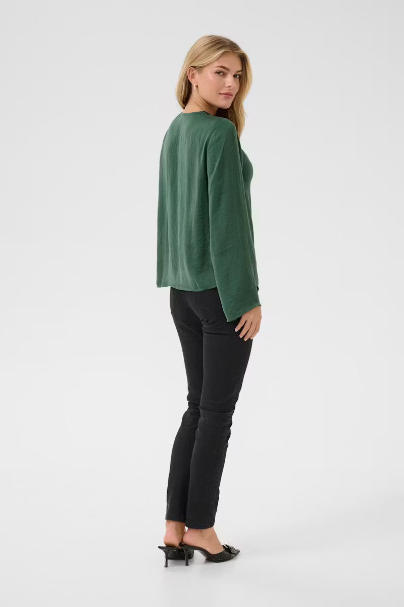 Kaffe KAariel Satinbluse mit Wasserfallausschnitt Forest Green – Lange Ballonärmel Knopfmanschetten Legere Passform | Damen