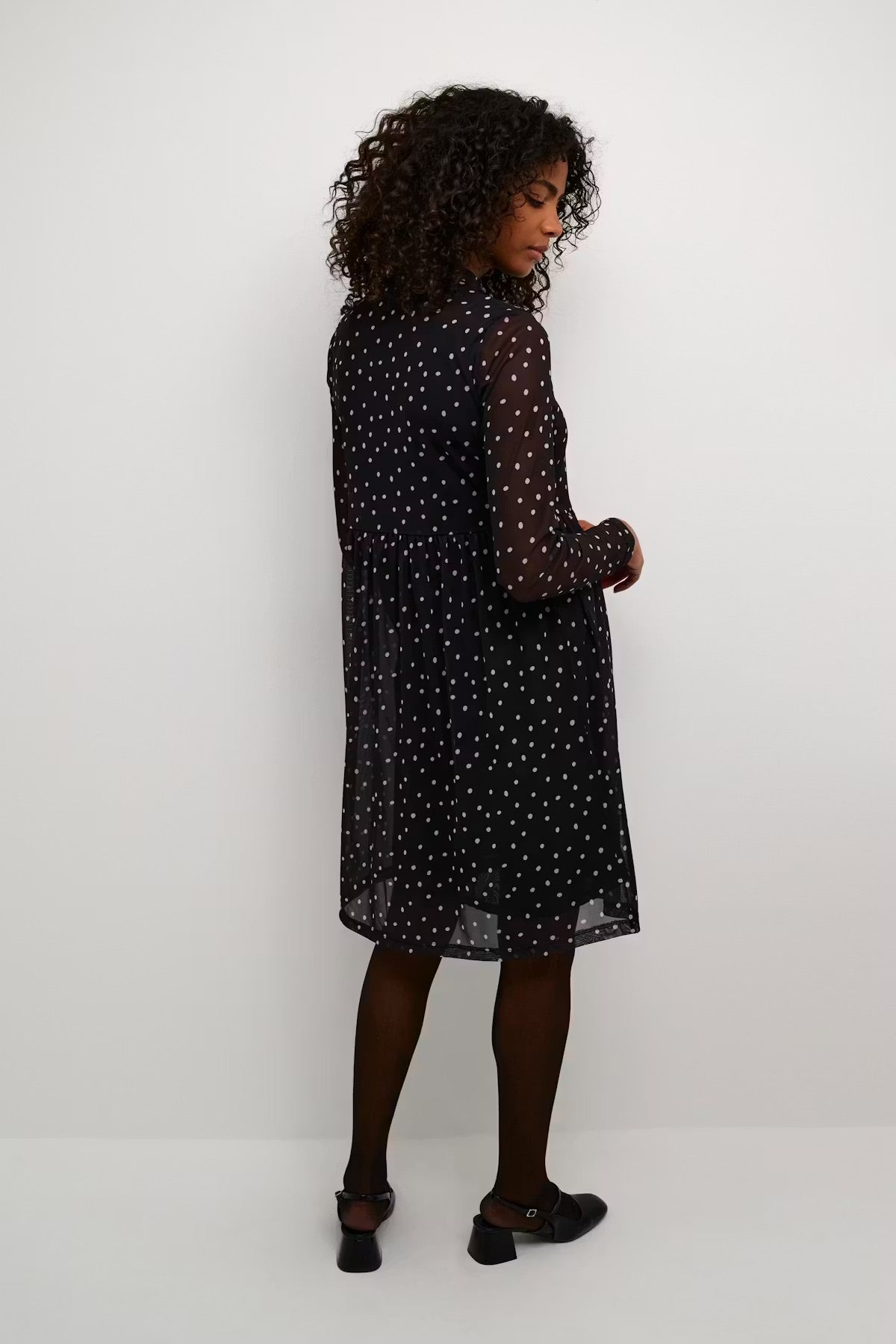 Kaffe KAjohanne Mesh-Kleid mit schwarzen und weißen Tupfen – hochgeschlossen, durchsichtige lange Ärmel, gestuft | Damen