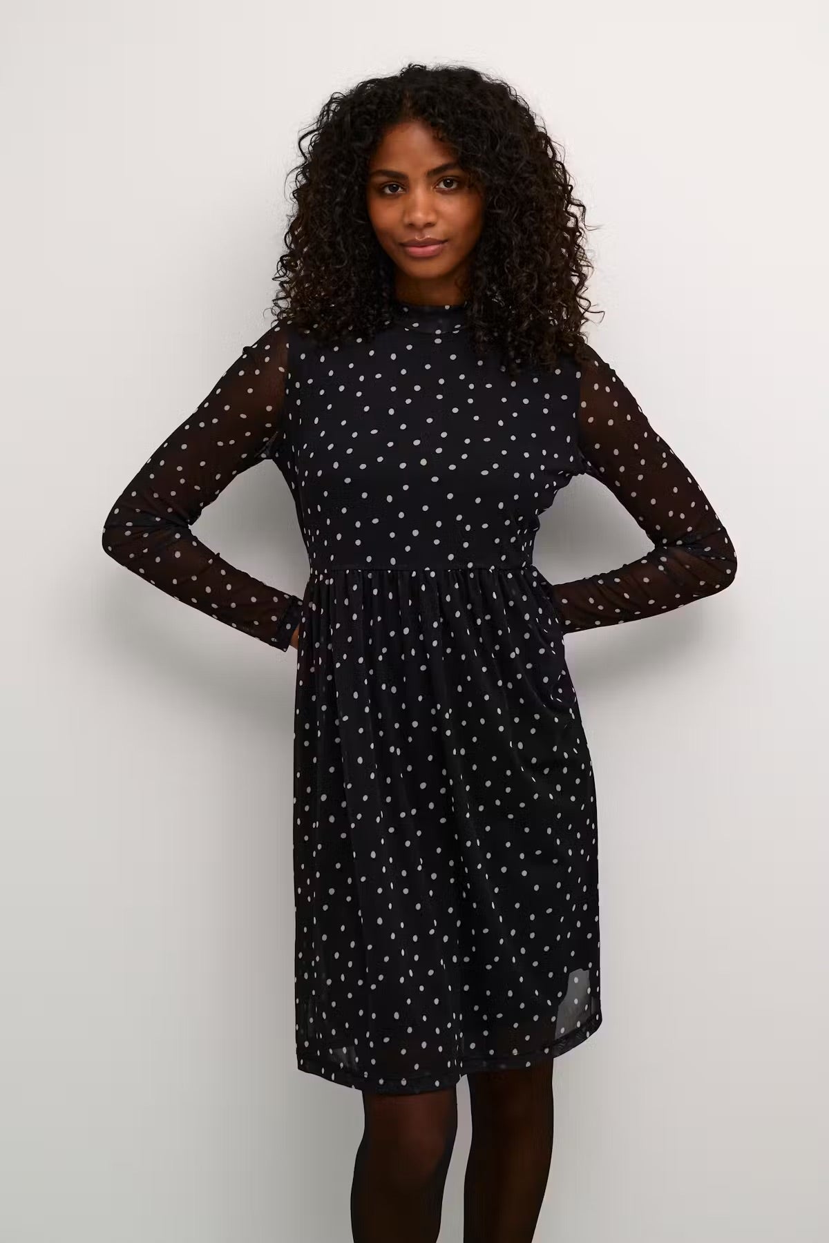 Kaffe KAjohanne Mesh-Kleid mit schwarzen und weißen Tupfen – hochgeschlossen, durchsichtige lange Ärmel, gestuft | Damen