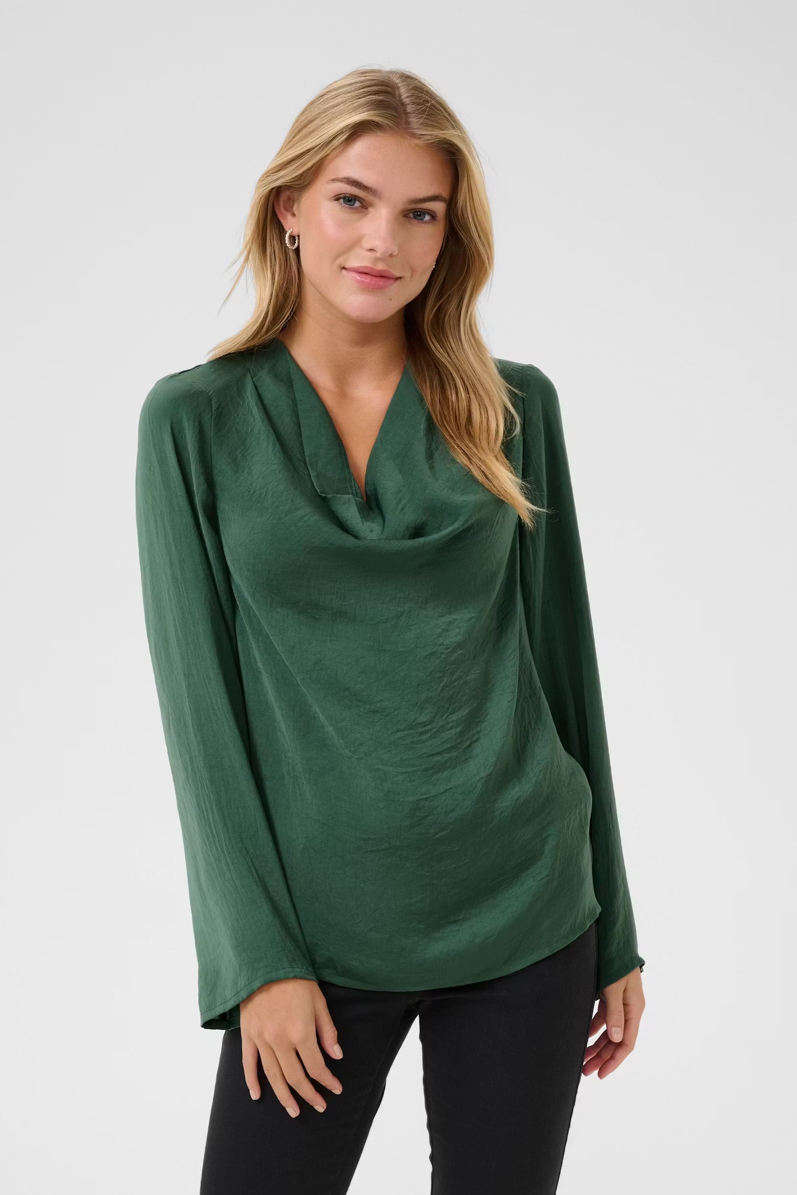 Kaffe KAariel Satinbluse mit Wasserfallausschnitt Forest Green – Lange Ballonärmel Knopfmanschetten Legere Passform | Damen