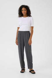Kaffe KAliny Anthrazitgraue Hose – Elastischer Bund mit Smockdetail Seitentaschen | Damen