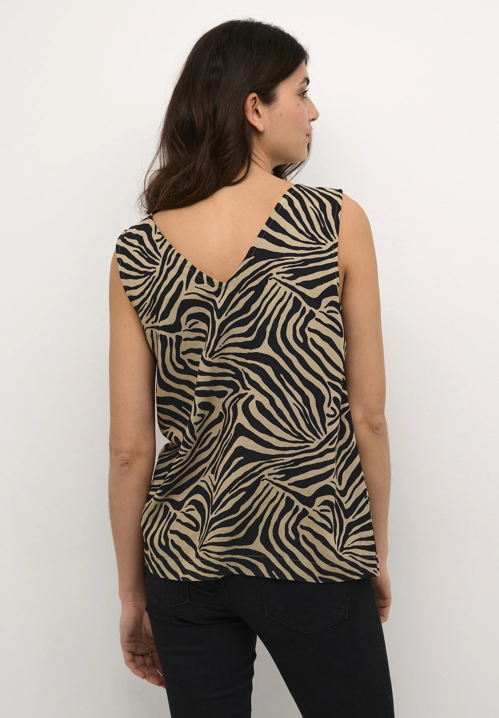 Kaffe KAmilia Sand Black Zebra Animal Print V-Ausschnitt Ärmelloses Top – Doppel-V-Ausschnitt Relaxed Fit | Damen