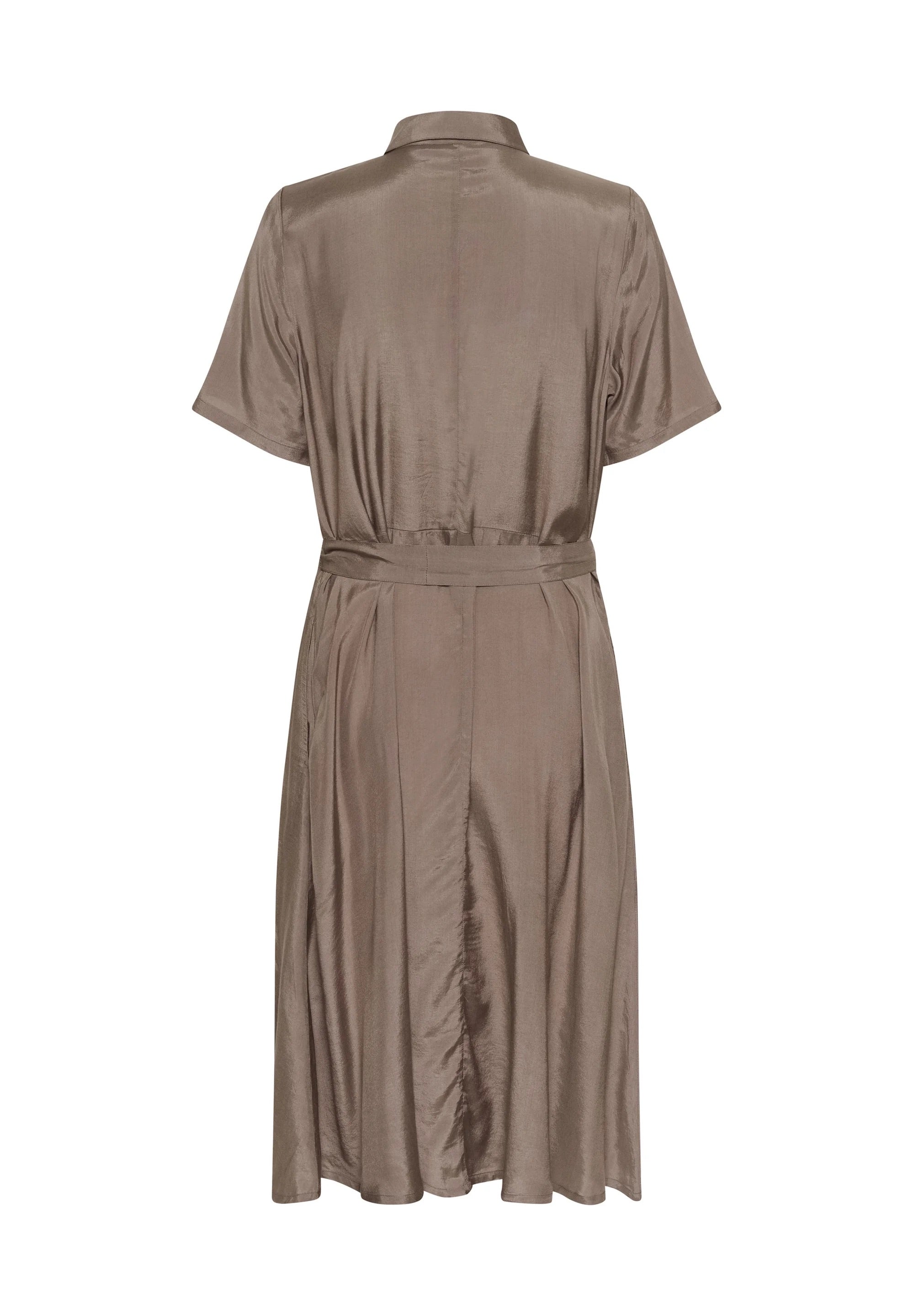 Kaffe KAemine Mocha Brown Satin Hemdblusenkleid – Kentkragen Knopfleiste vorne Bindegürtel Midi | Damen