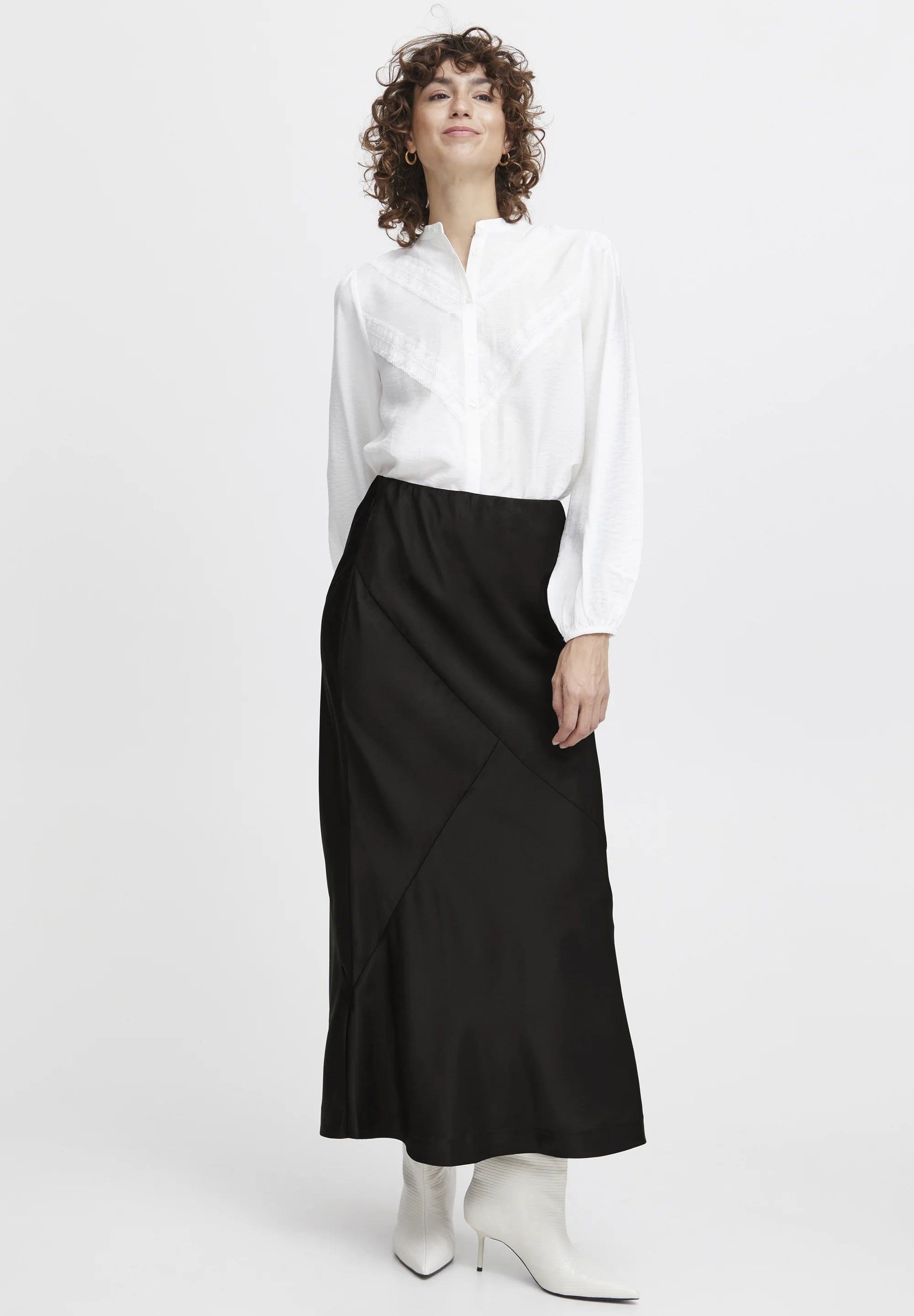 b.young Bydolora Satin-Midirock mit schrägem Schnitt - Schwarz