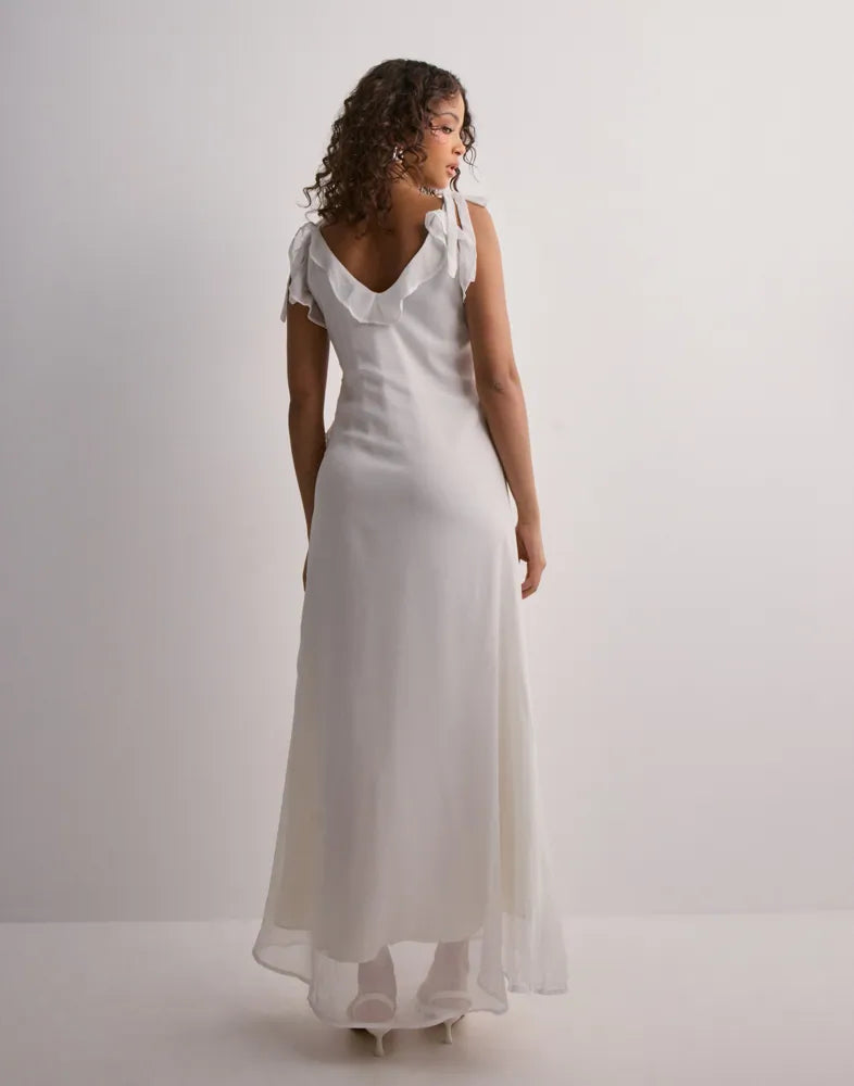 Neo Noir Dara Weißes Chiffon-Maxikleid mit V-Ausschnitt und Rüschen – Ärmellos | Damen