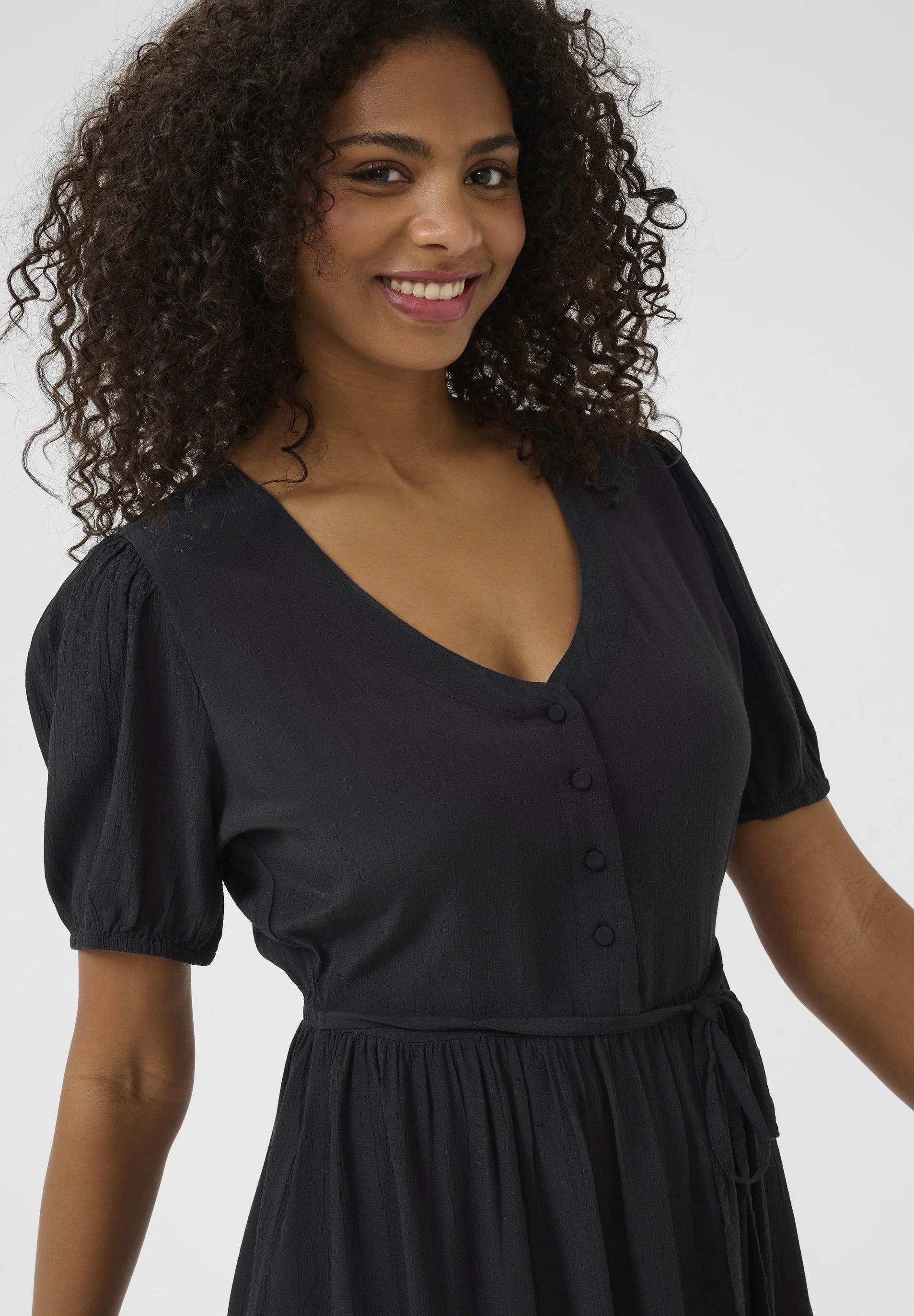 Kaffe KAliana Black Deep Hemdblusenkleid – V-Ausschnitt Puffärmel Bindegürtel Taschen Mini | Damen
