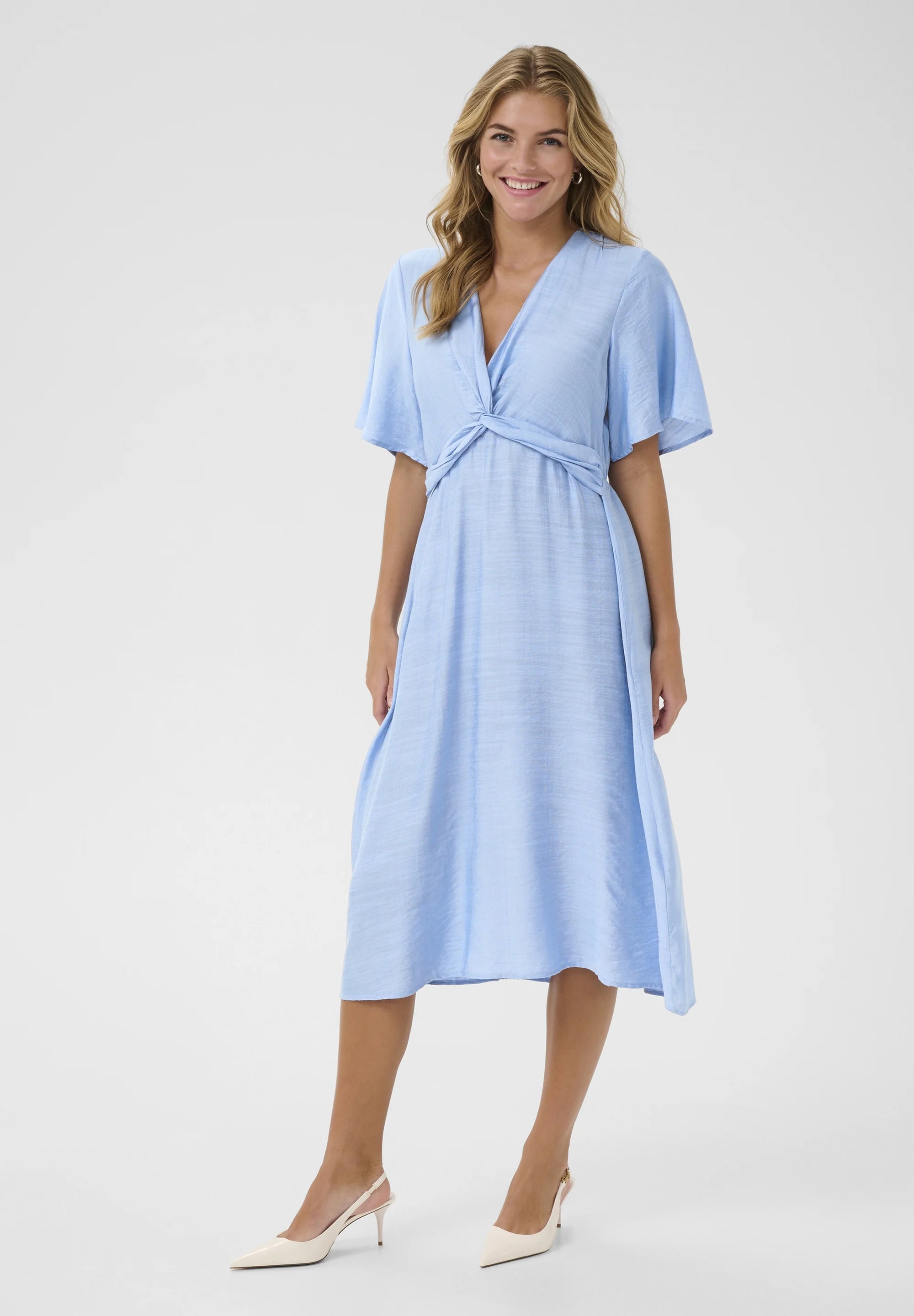 Kaffe KAjasmin Placid Blue Twist Front Midi Dress – V-Ausschnitt, flatternde Ärmel, elastischer Rücken | Damen