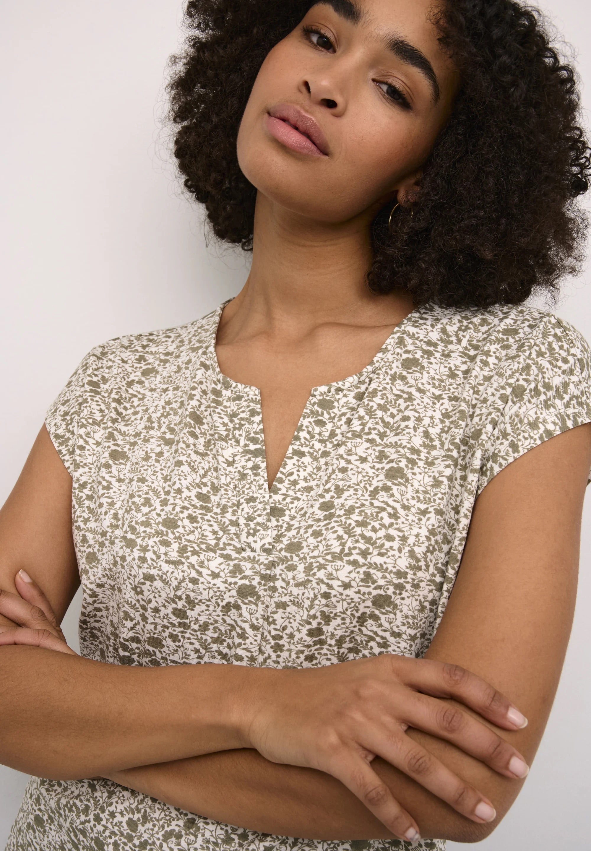 Kaffe Kamille Creme Salbeigrün Blumenmuster V-Ausschnitt T-Shirt – Kappenärmel Legerer Schnitt | Damen