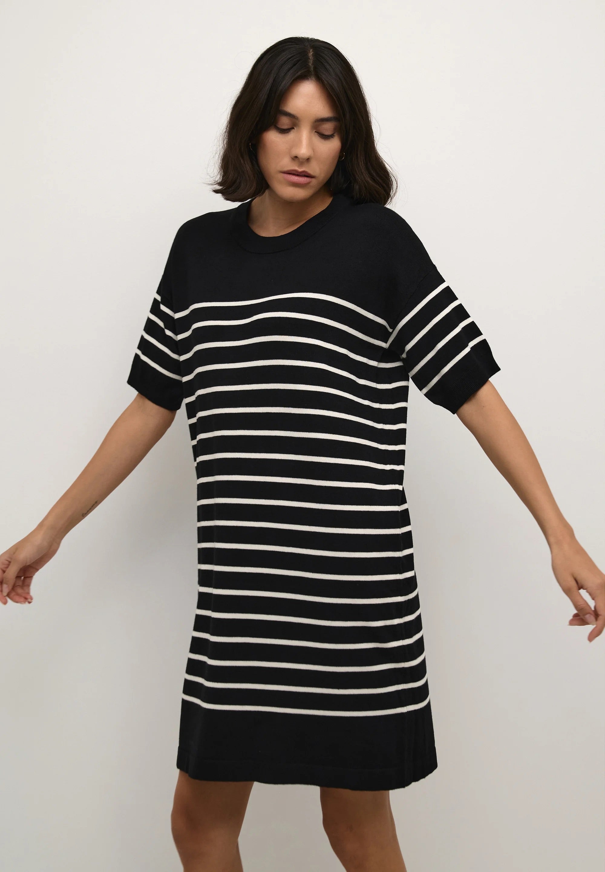 Kaffe Kalizza Minikleid aus Strick mit Schwarz-Weiß-Streifen – Kurzarm | Damen