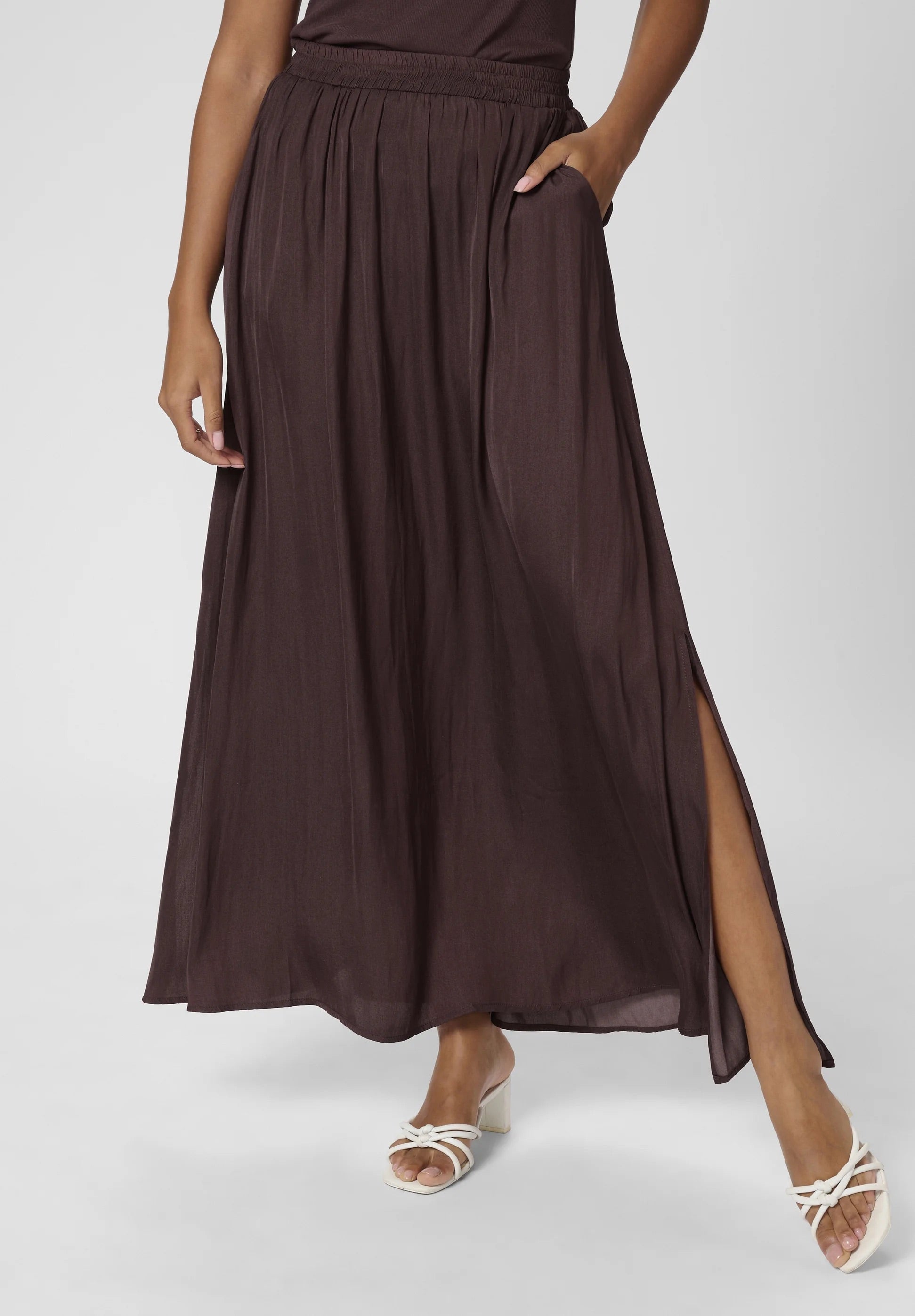 Kaffe KAallie Fudge Brown Plissierter Maxi-Rock aus Satin – Gummibund Seitentasche Seitenschlitz | Damen