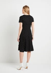 Kaffe Schwarzes Jerseykleid mit weißen Tupfen – Rundhalsausschnitt kurze Ärmel Stufenrock Midi | Damen