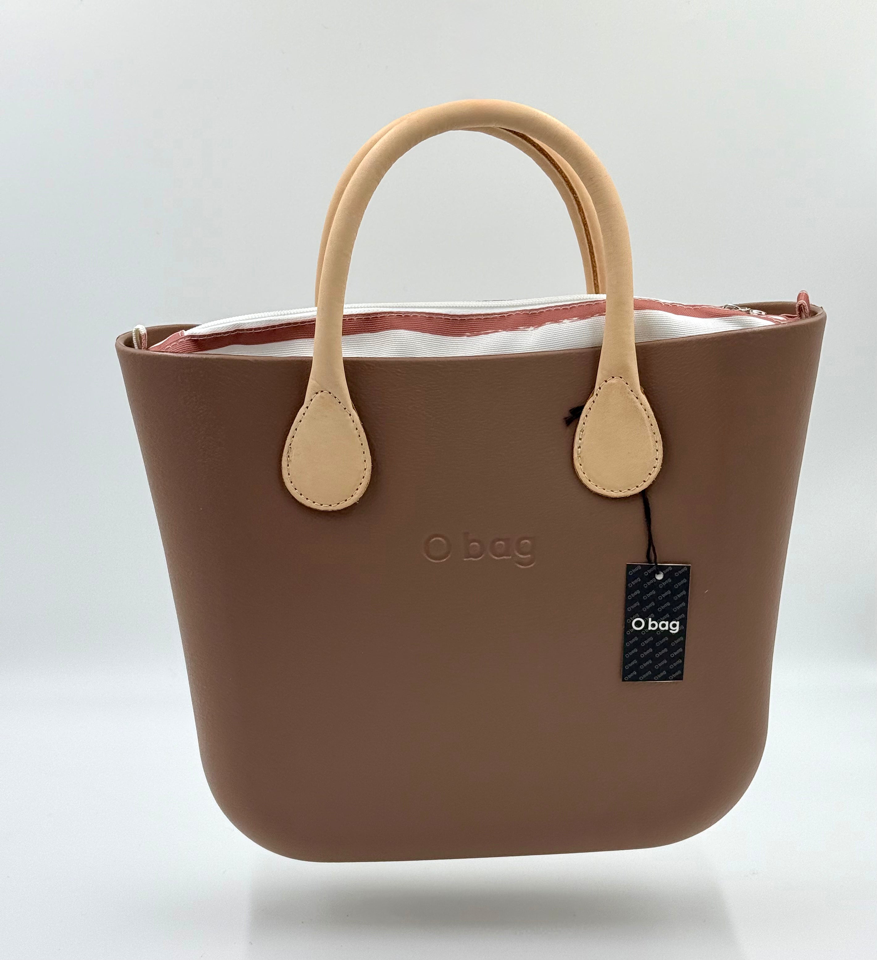 O bag Mini – Handtasche in Taupe (Greige) mit cremefarbenen Griffen und gestreiftem, zipbarem Inneneinsatz