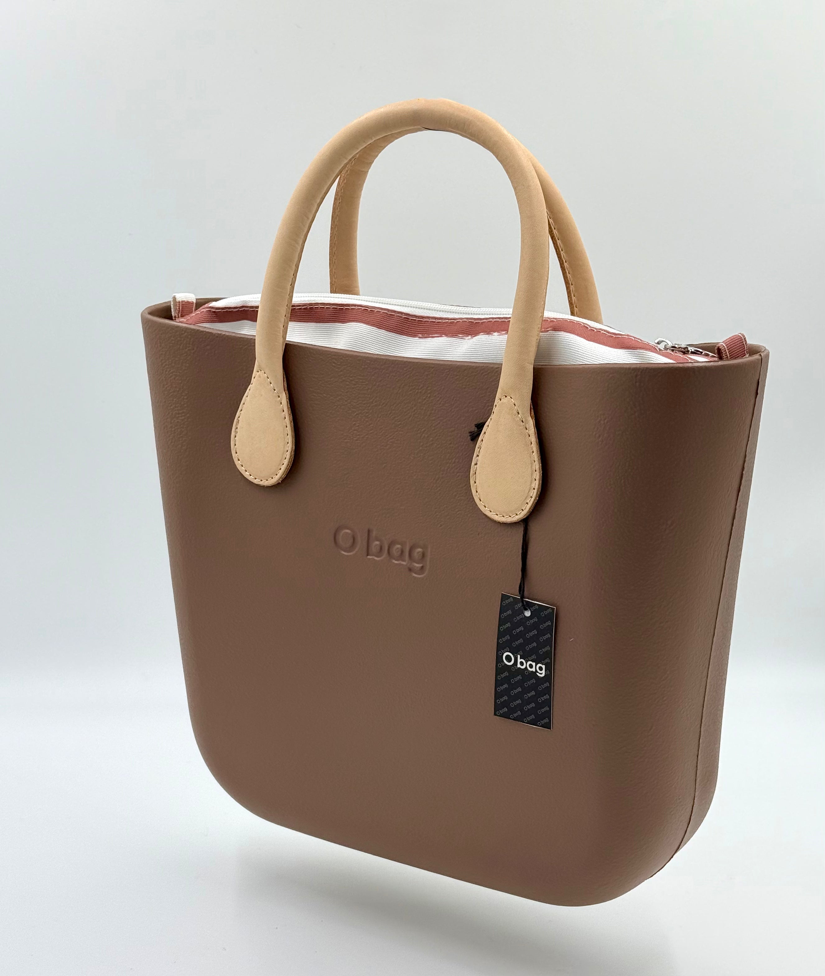 O bag Mini – Handtasche in Taupe (Greige) mit cremefarbenen Griffen und gestreiftem, zipbarem Inneneinsatz