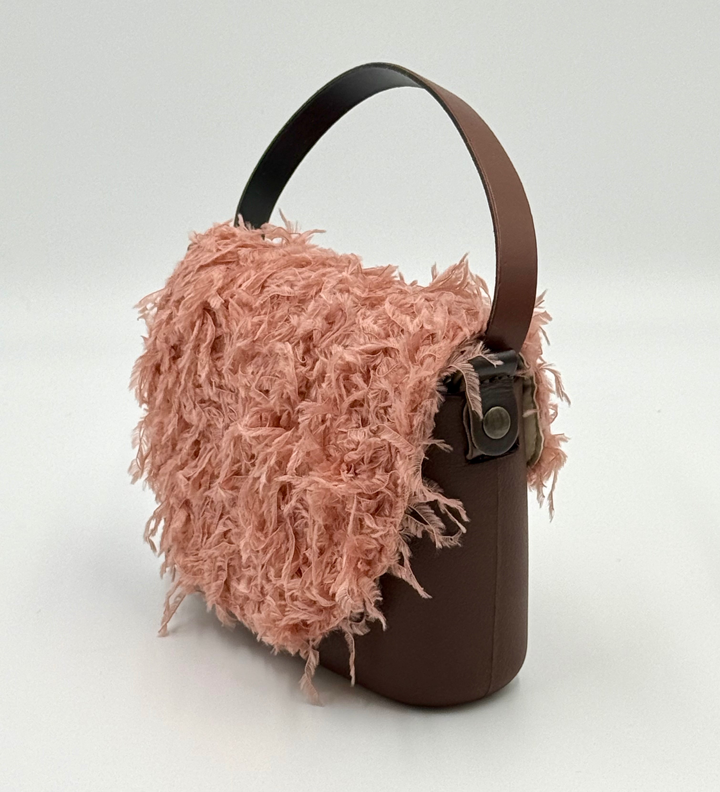 Obag, O Pocket – (taupe) púderrózsaszín műszőrme fedlappal, kézi fogóval és vállpánttal