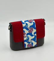 O bag – O pocket Crossbody-Tasche (Grau, mit bordeauxfarben gemusterter Klappe)