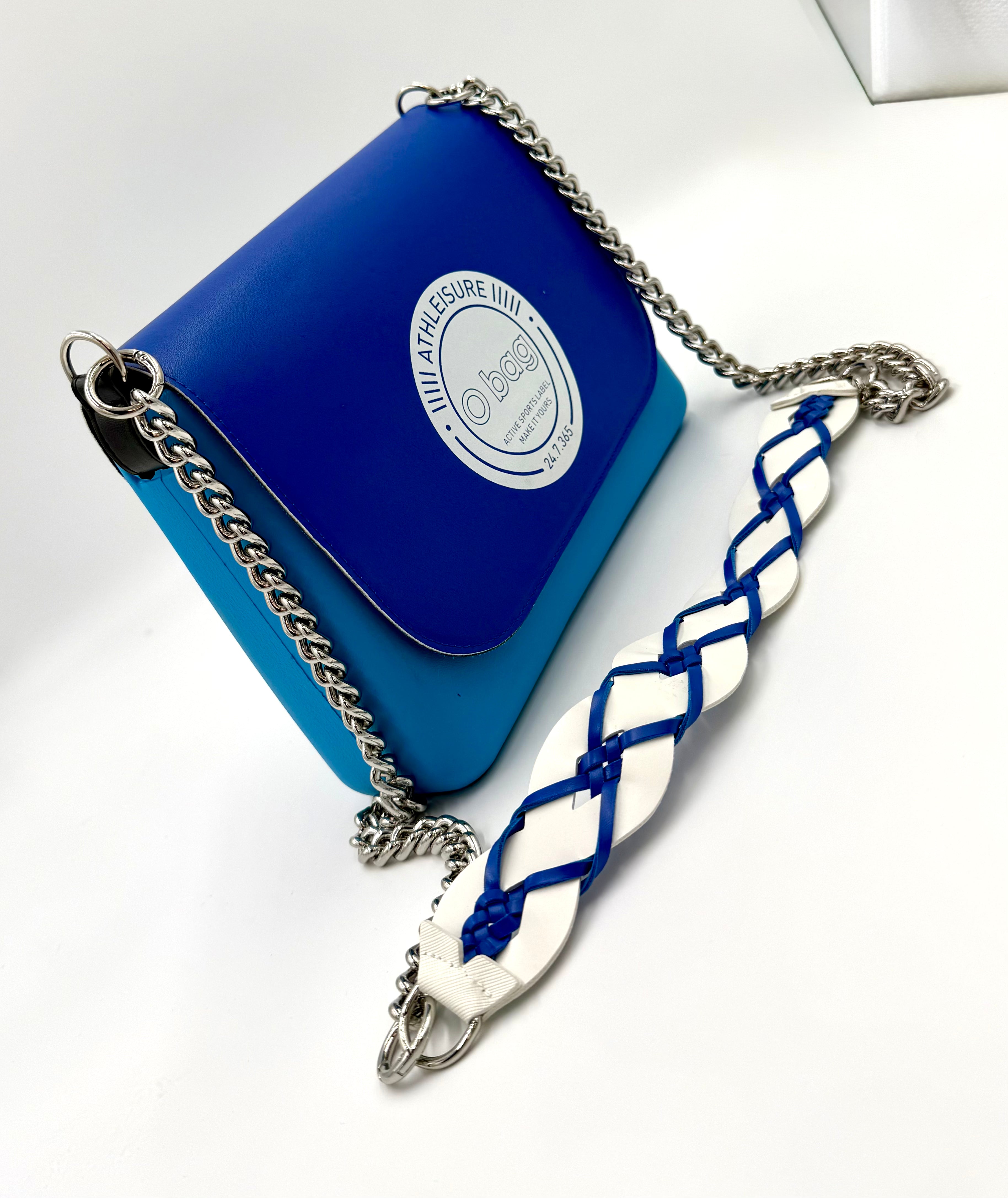 O bag Athleisure Mini Schultertasche mit Kettenriemen – blau/türkis, mit geflochtenem Zierband