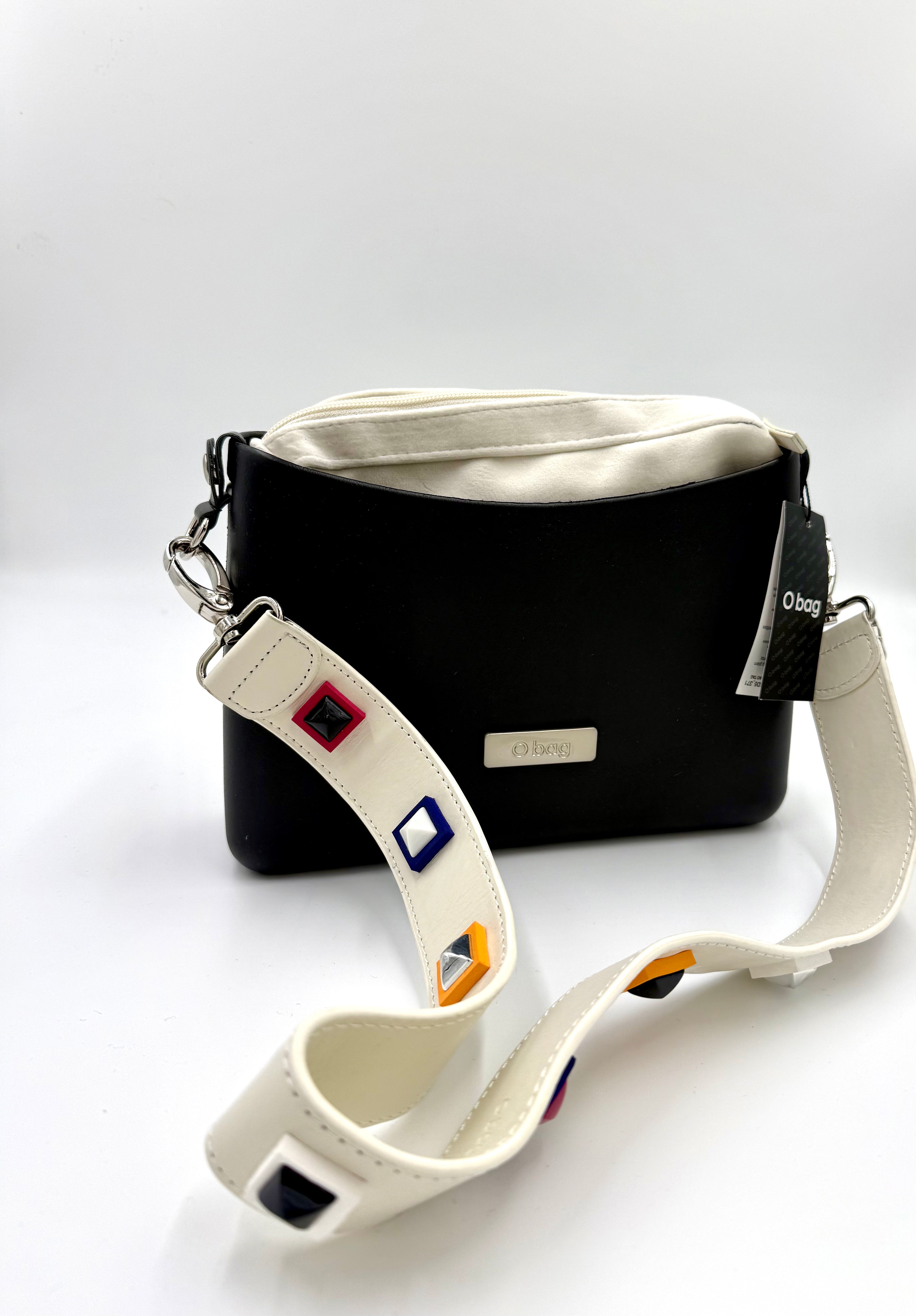 O bag Glam Tasche – anthrazitfarbener Taschenkörper, offwhite Innentasche mit Reißverschluss und dekorierter Schulterriemen