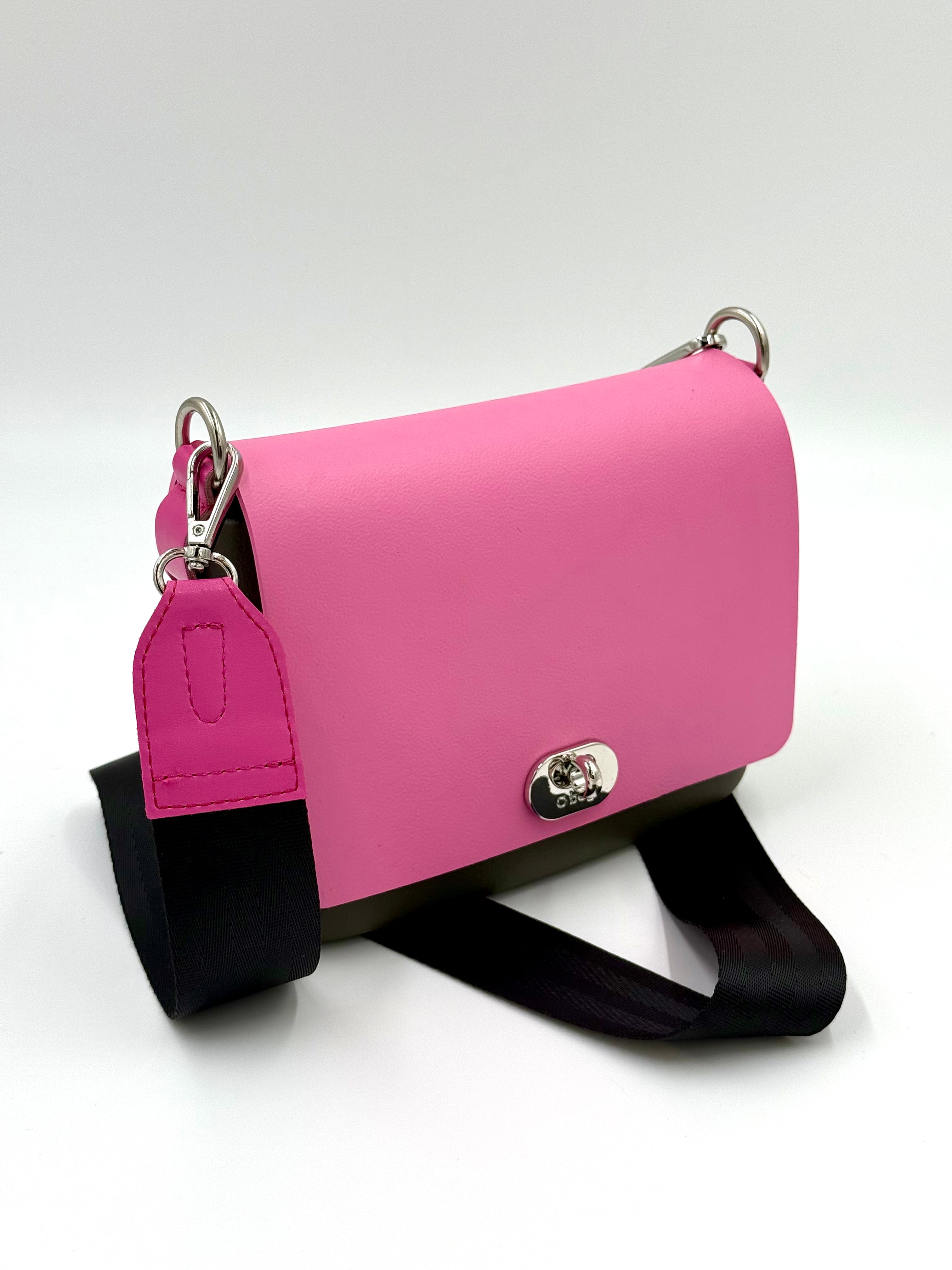 O bag Mini Crossbody (im O Pocket Stil) – khakifarbener Taschenkörper, puderrosa Klappe, Drehverschluss