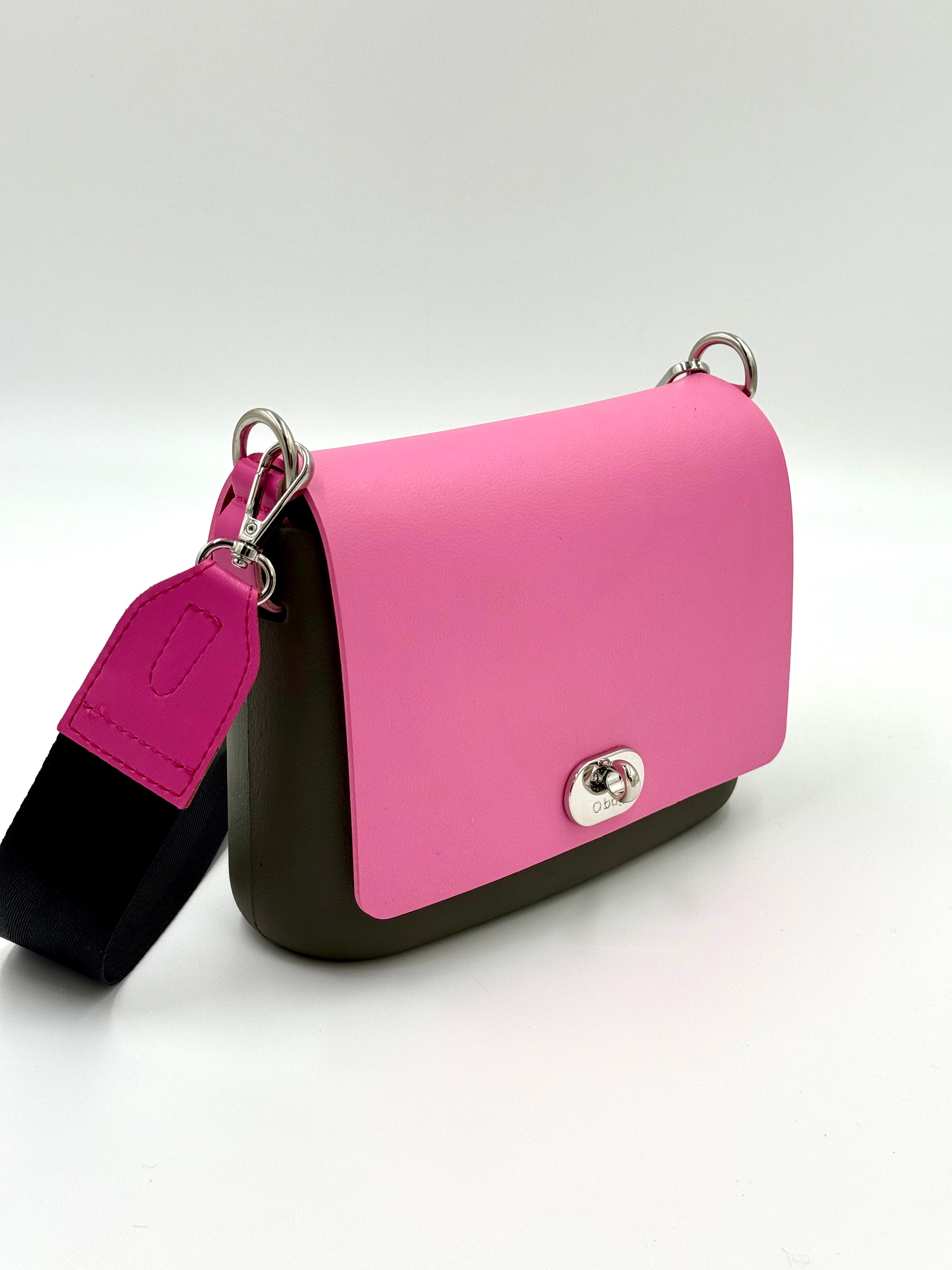 O bag Mini Crossbody (im O Pocket Stil) – khakifarbener Taschenkörper, puderrosa Klappe, Drehverschluss