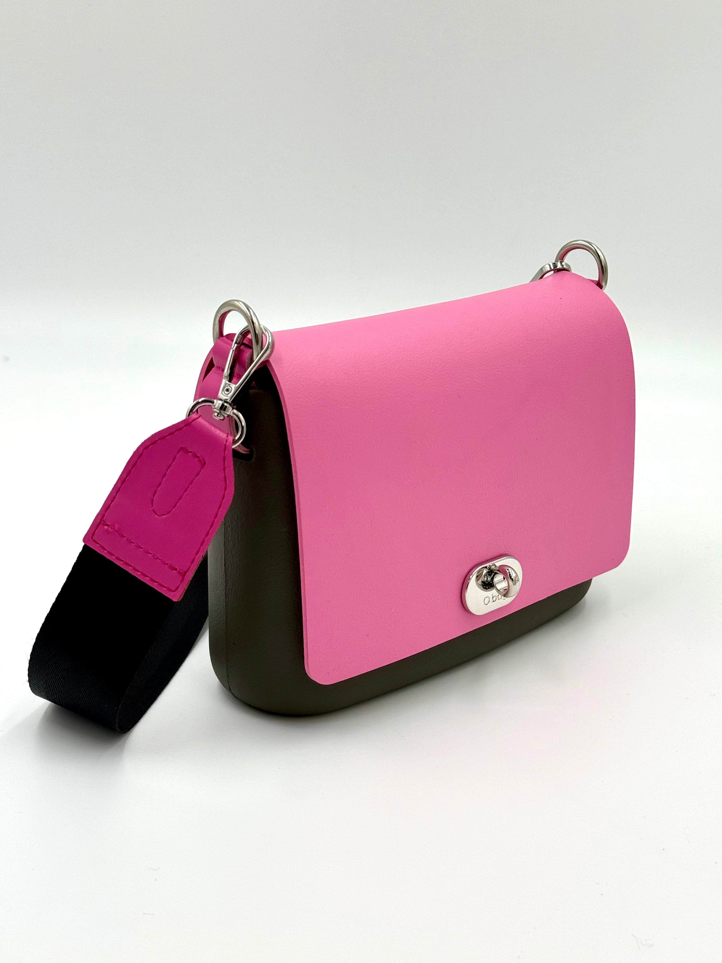 O bag Mini Crossbody (im O Pocket Stil) – khakifarbener Taschenkörper, puderrosa Klappe, Drehverschluss