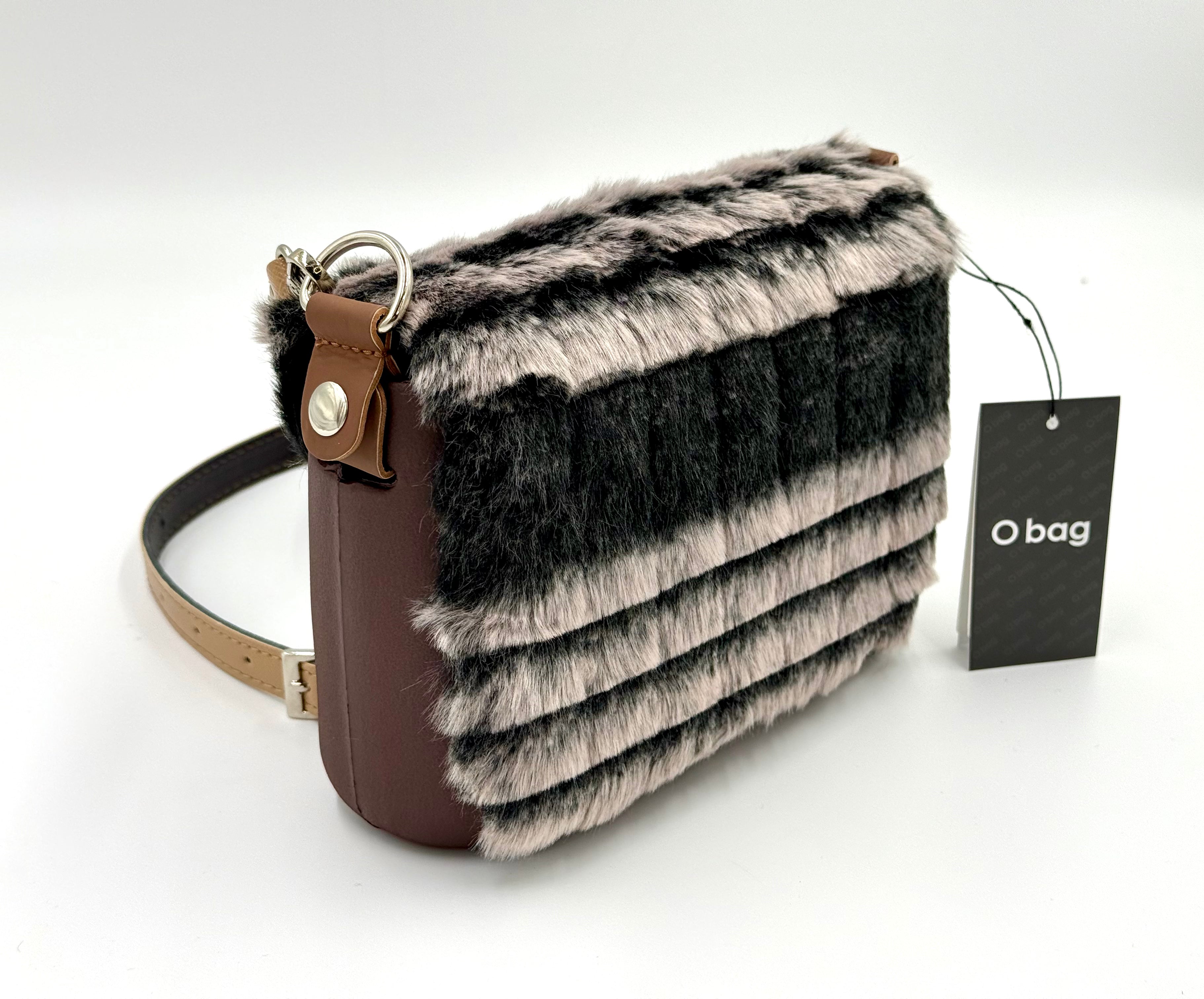 O bag Pocket Crossbody-Tasche in Felloptik – kompakt, stilvoll, weich im Griff