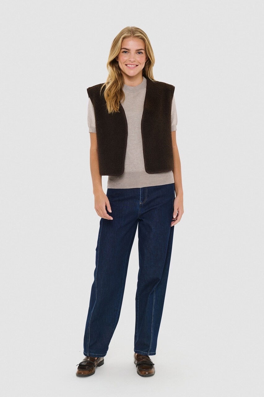 Full outfit with the Saint Tropez IcariaSZ mocha fleece vest, a light short-sleeve top and blue jeans