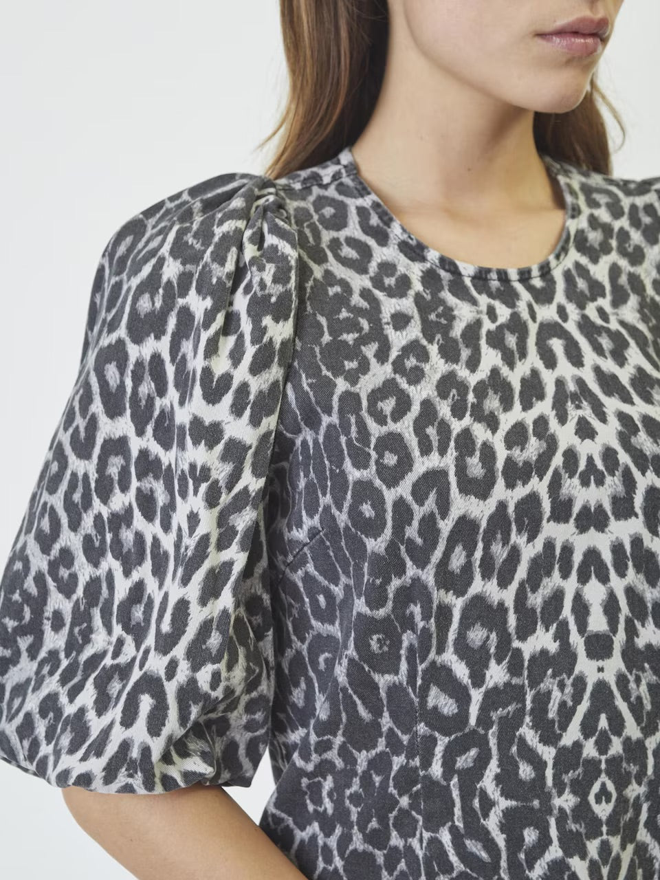 Co'couture Leo CC Minikleid mit Puffärmeln – graues Leopardenmuster