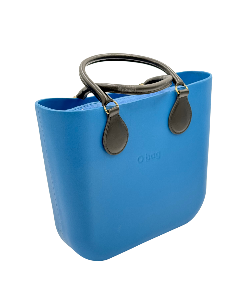 O bag Mini – Blaue Umhängetasche mit schwarzen Lederhenkeln